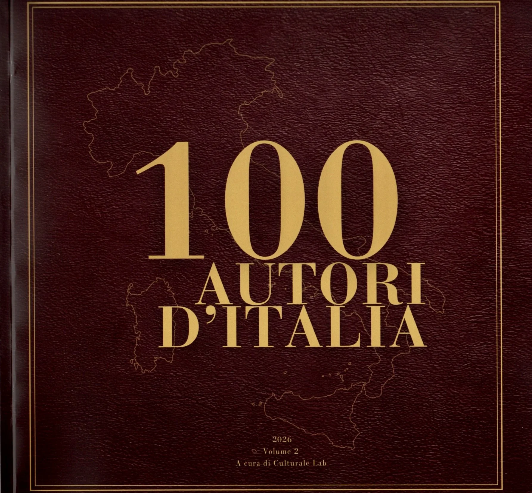 Copertina di un libro con sfondo rosso scuro e scritte in giallo, mostra una mappa stilizzata dell'Italia e il testo '100 Autori D'Italia'. Sotto, anni e dettagli editoriali.