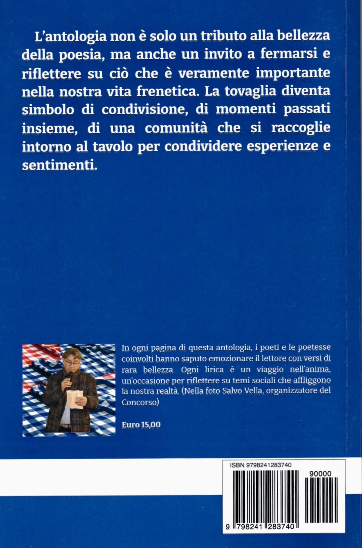 Pagina di un libro con testo in italiano e una foto di una donna che legge. Il testo discute il valore della poesia e della condivisione. Nella foto, la donna indossa occhiali, camicia bianca e giacca, con sfondo di bandiere. Costo 15 euro.