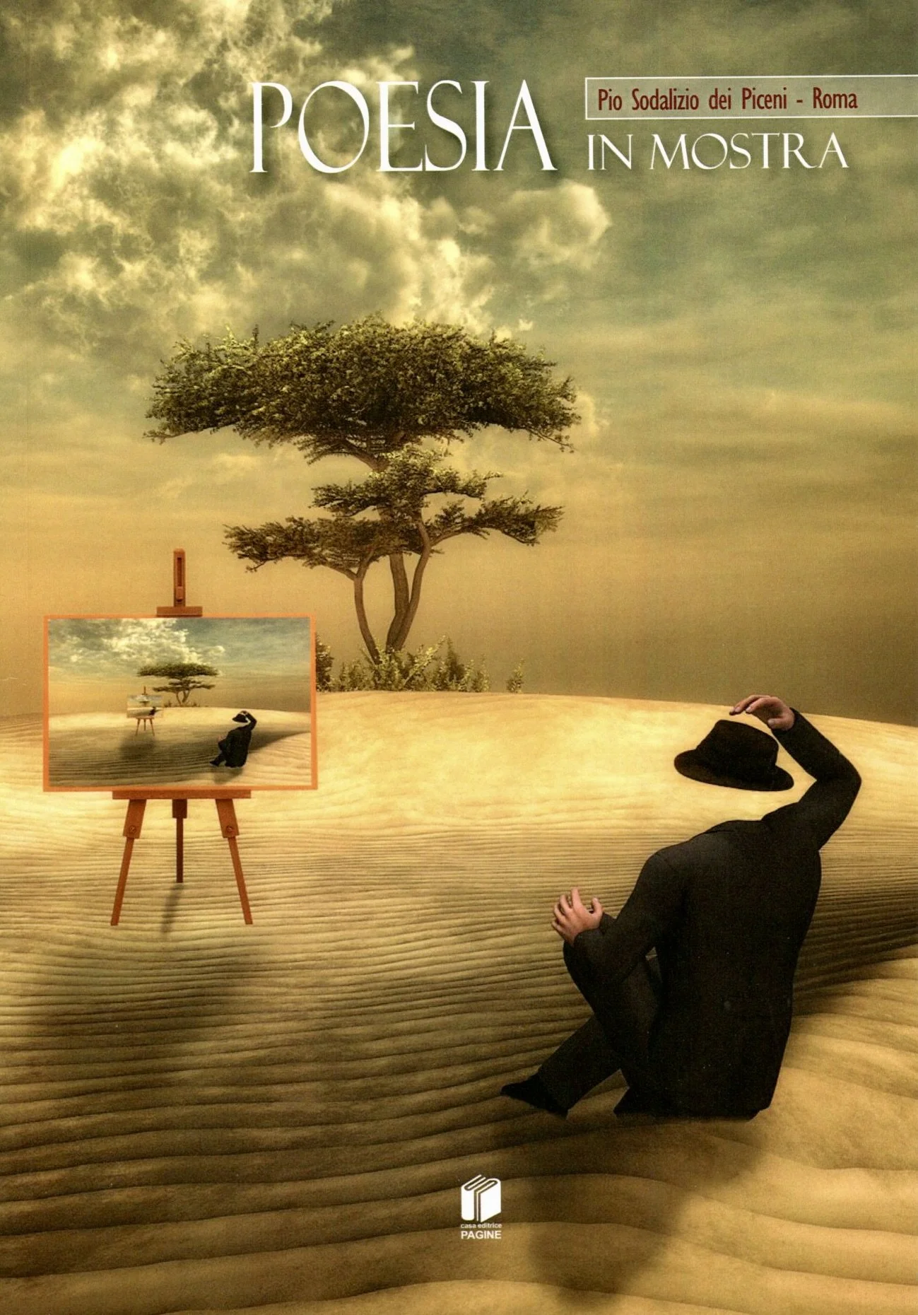 Mostra un'installazione artistica con una stampa di un paesaggio desertico e un albero, un quadro raffigurante lo stesso paesaggio, e una persona vestita di nero che si sta sdraiando con un cappello sulla testa, in un ambiente sottile e curvo.