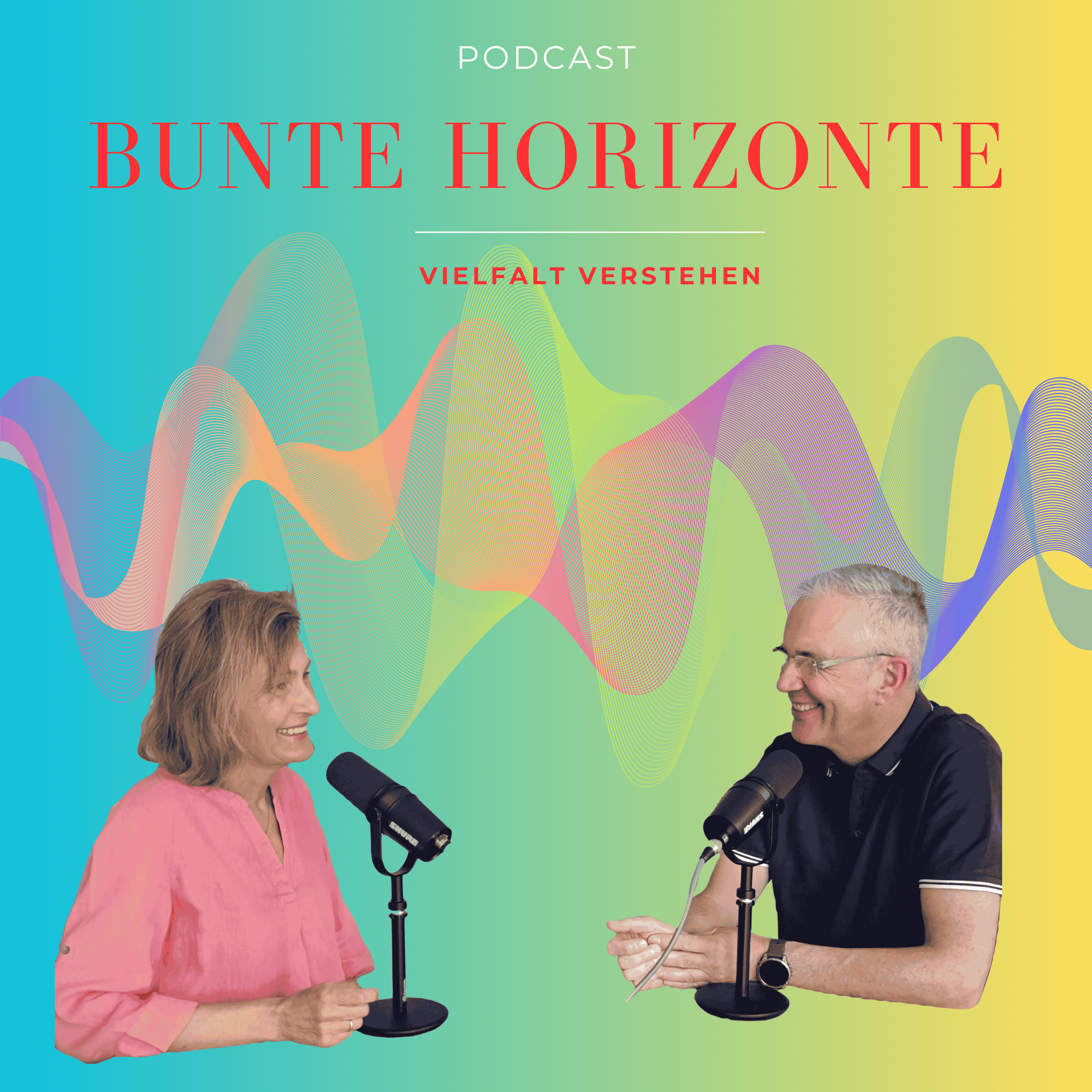 Zwei Menschen sprechen in einem Podcast-Studio, beide sprechen in Mikrofone, vor einem bunten, wellenförmigen Hintergrund, einer trägt eine pinke Jacke, der andere ein schwarzes T-Shirt.