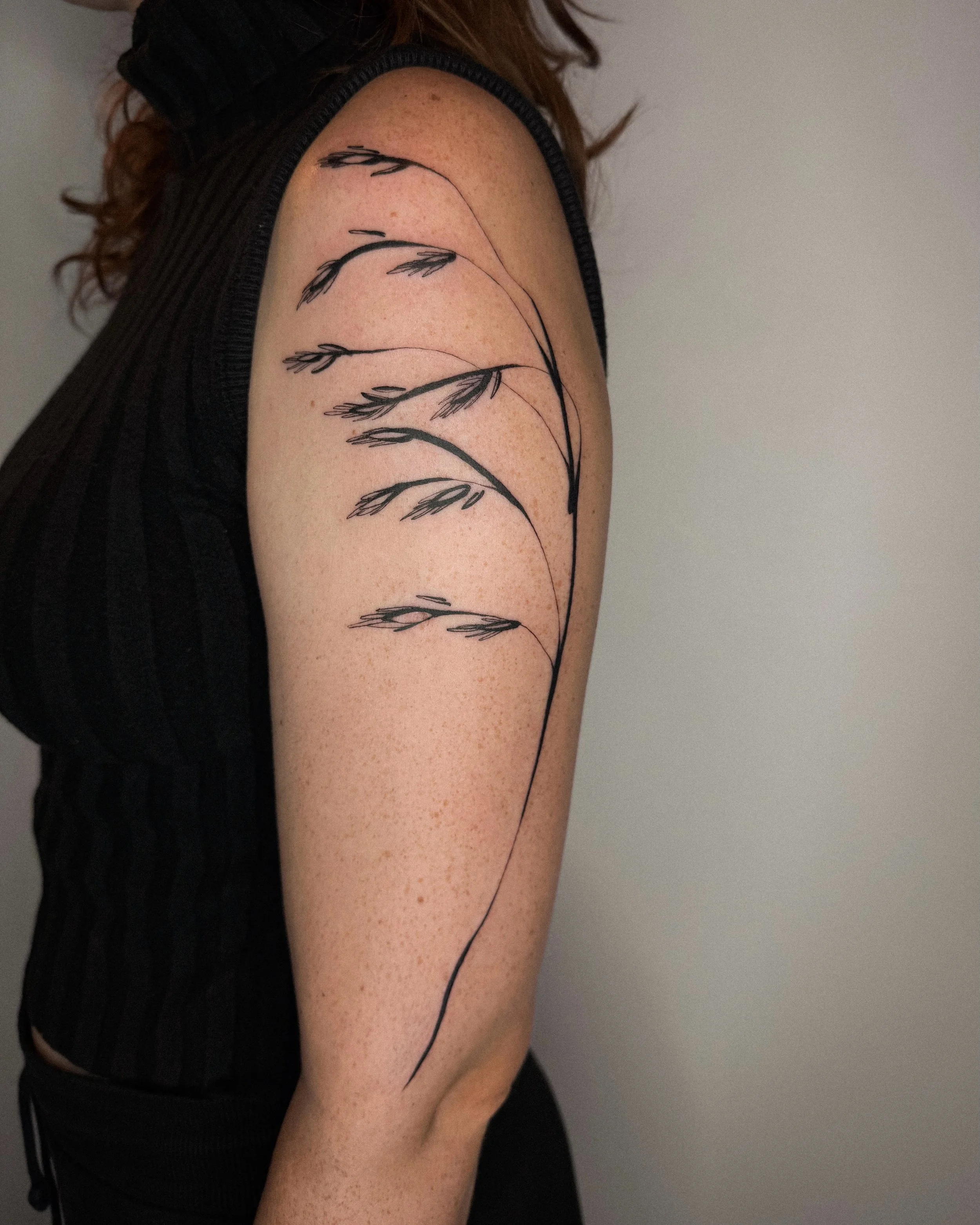 two different type of grass for Nel &amp; Elly that are matching at the same time 🌾 we worked together on this custom where we captured movement &amp; wind into the design, absolutely adore the placement and how it comes onto the front. thank you bo