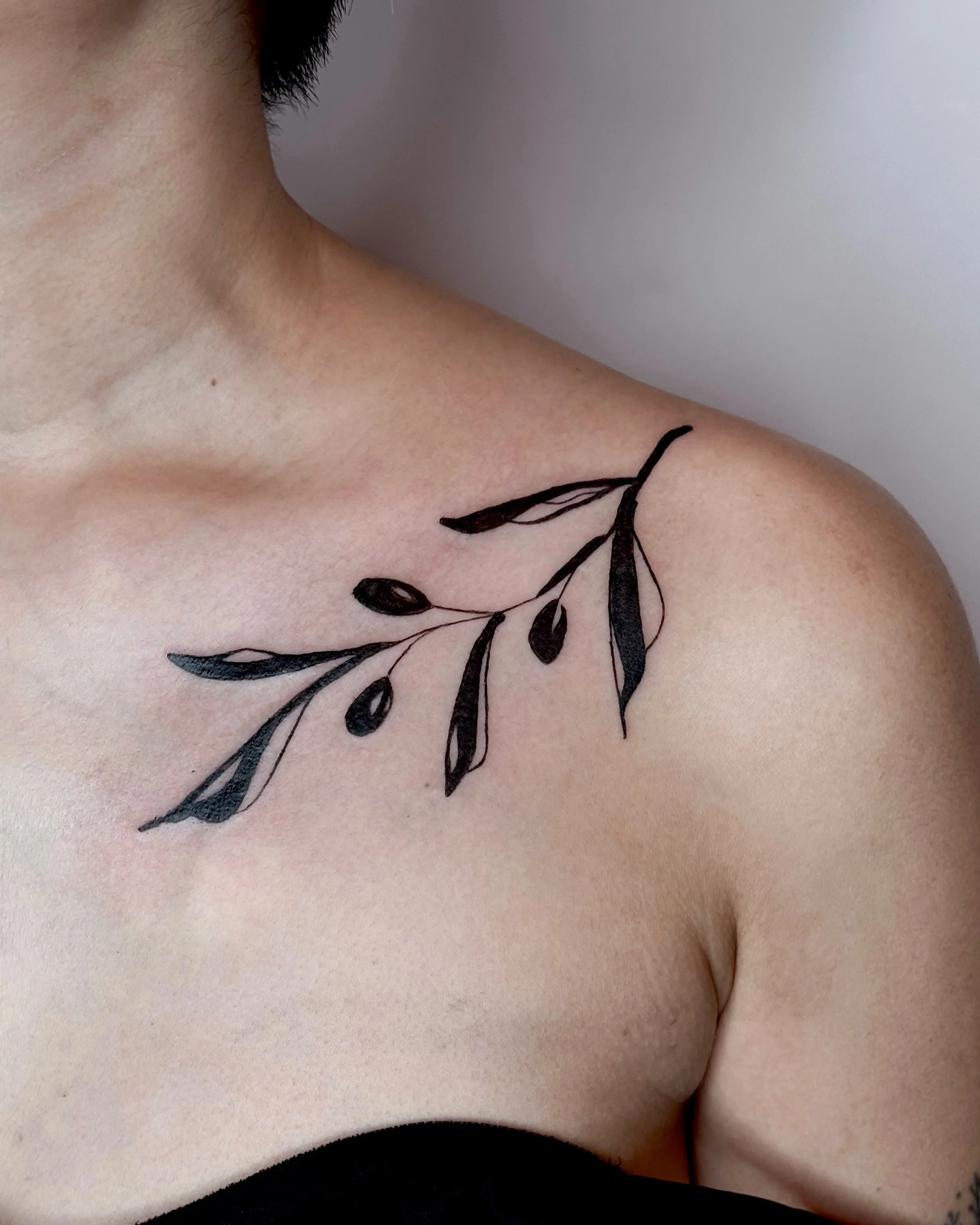 a custom olive branch for Eve ! 🫒🕊️ as always I&lsquo;ve sent the custom through before the appointment, there where some little changes we did before starting, making sure it&lsquo;s exactly how my client imagined it. thank you so much for your tr