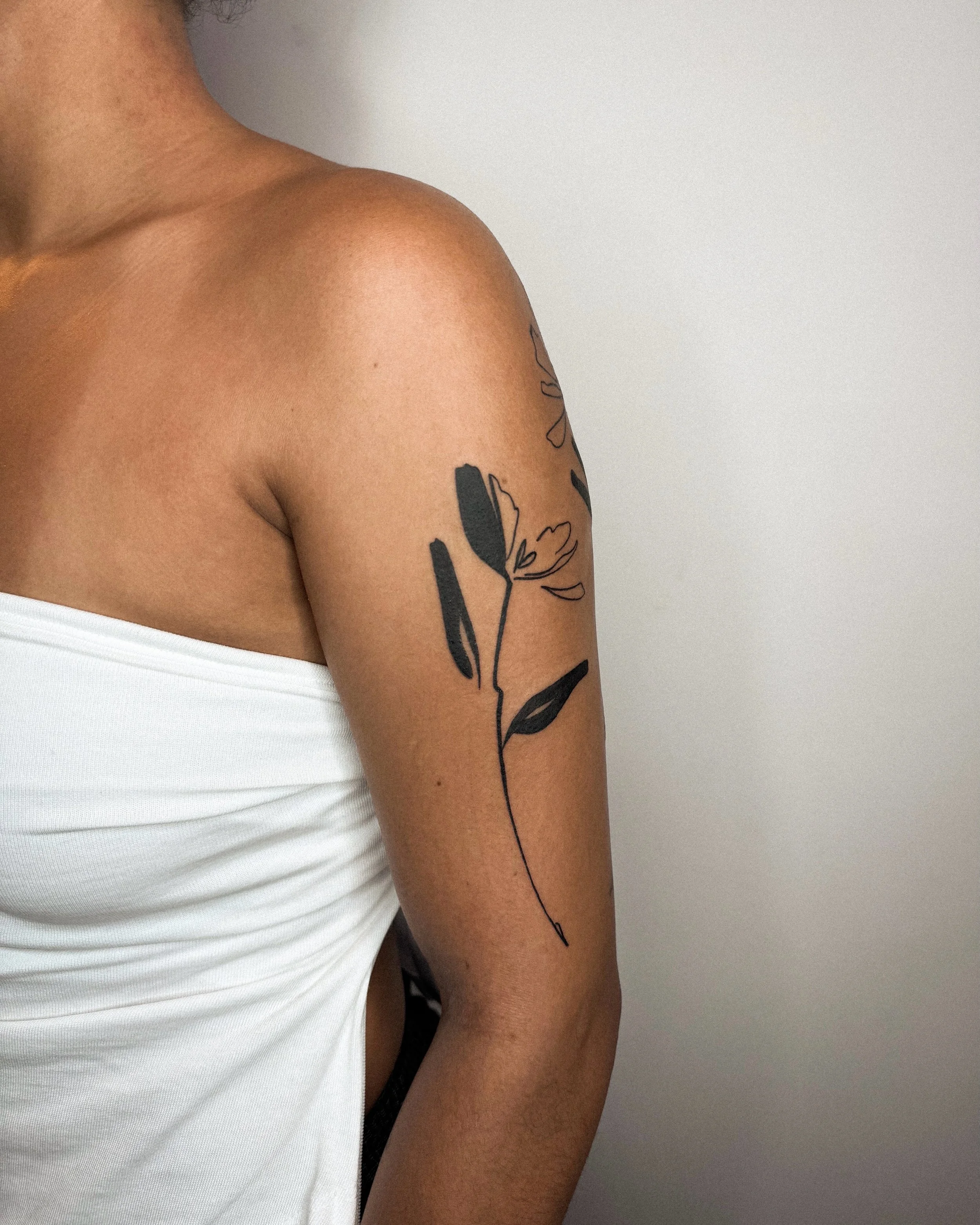 two abstract flowers for Milly (and a lemon slice!) 🧡 we added falling petals to the flowers, adjustments to my existing flash is always possible just let me know when booking in ✨

books are open for BRIGHTON (only 1hr away from London) @goodcompan