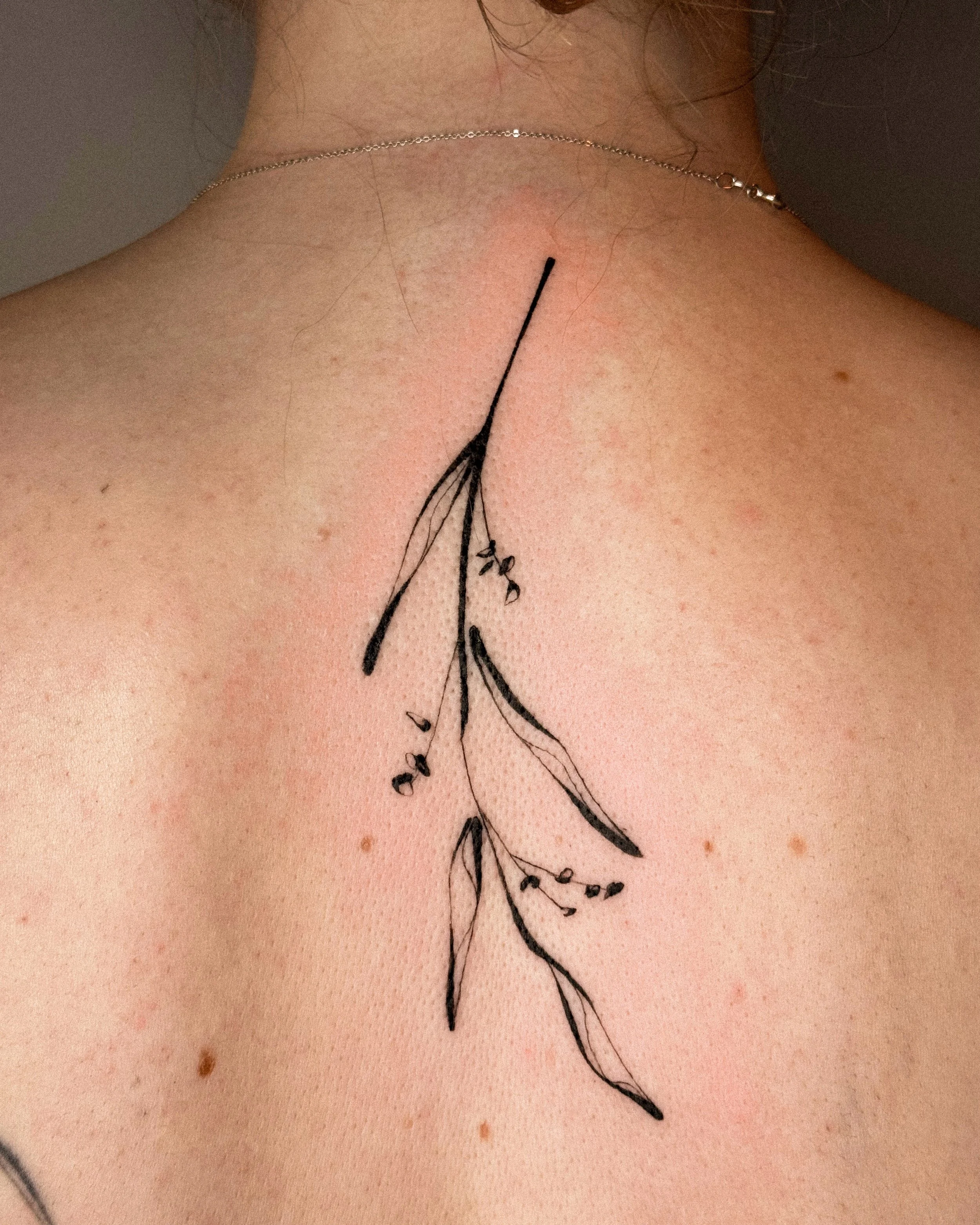 we added three tattoos to Marens back in a halfdaysession! the abstract flower and leafs inspired by some flash of mine and a small sequoia branch 🤍 I love how everything match so perfectly together (the existing tattoos are not by me)

thank you fo