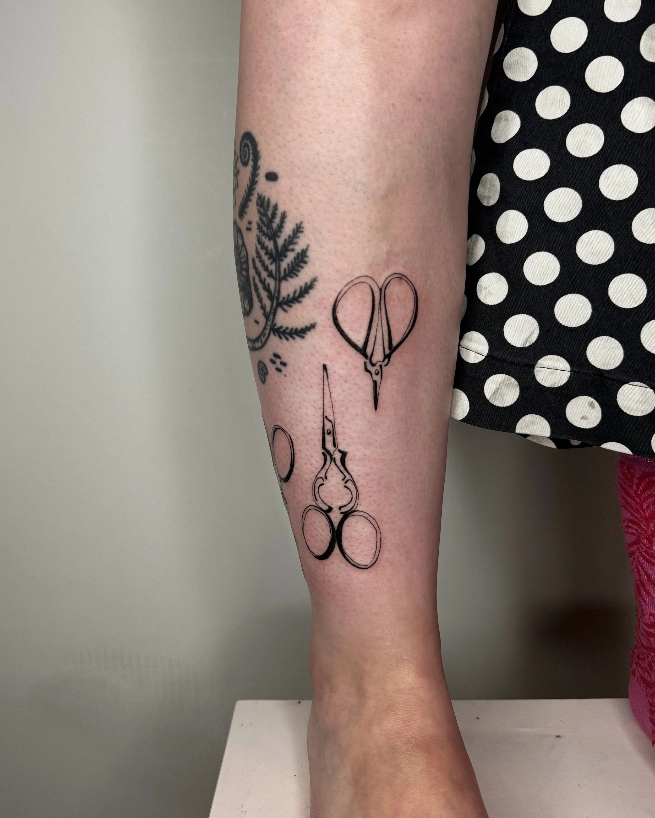 this was all part of a daysession for Beth! we started with the sweet pea floral piece that wrappes around the upper arm, partly freehand to make it flow nicely with the body 🌺 then we continued with the three scissors, which are a memory of her gra
