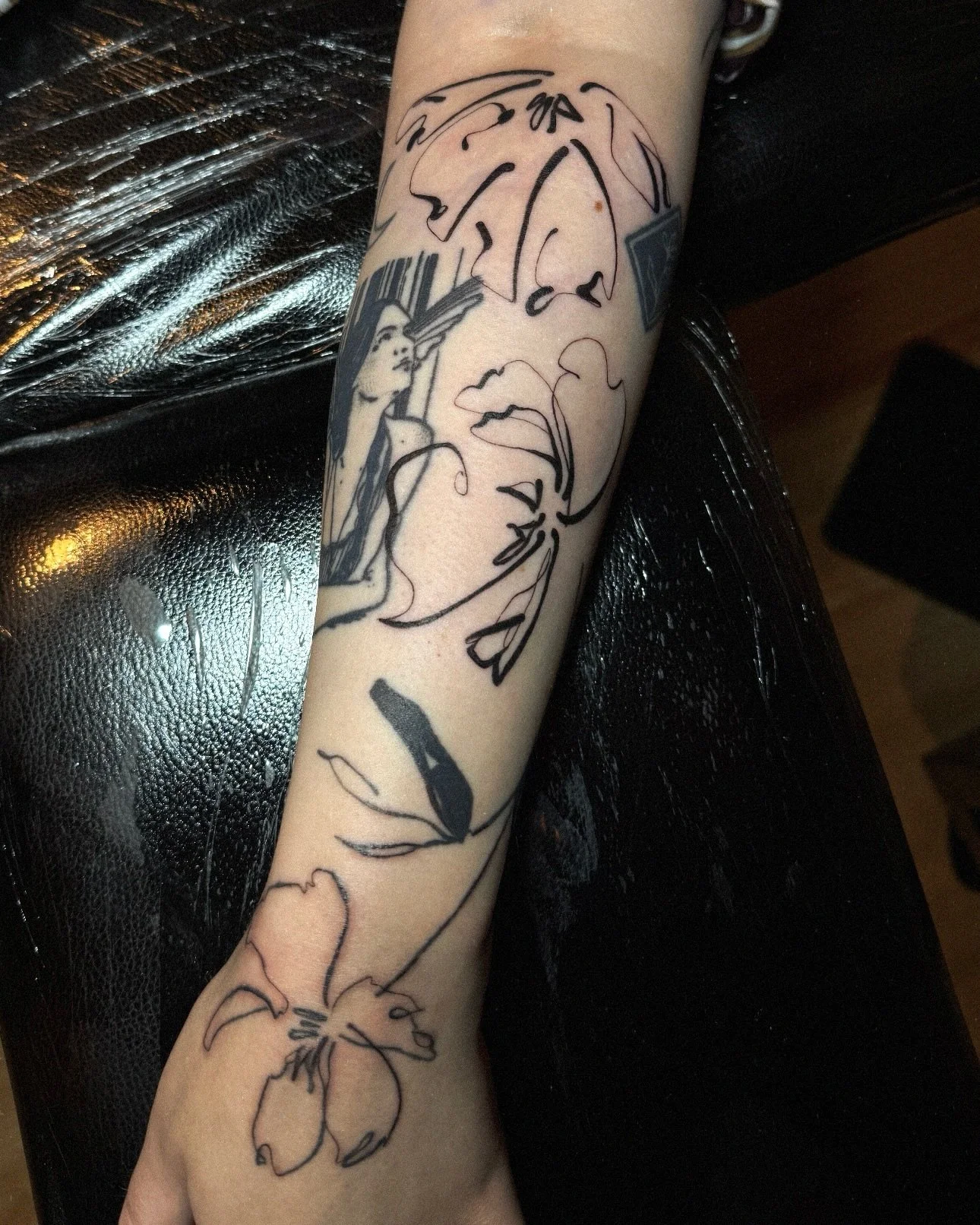 very satisfying gap filler with two custom abstract flowers!! it works so well having them overlap the existing tattoos a bit, the flower on the hand is also done by me in the same style as the new additions, with a small touchup as expected on the h