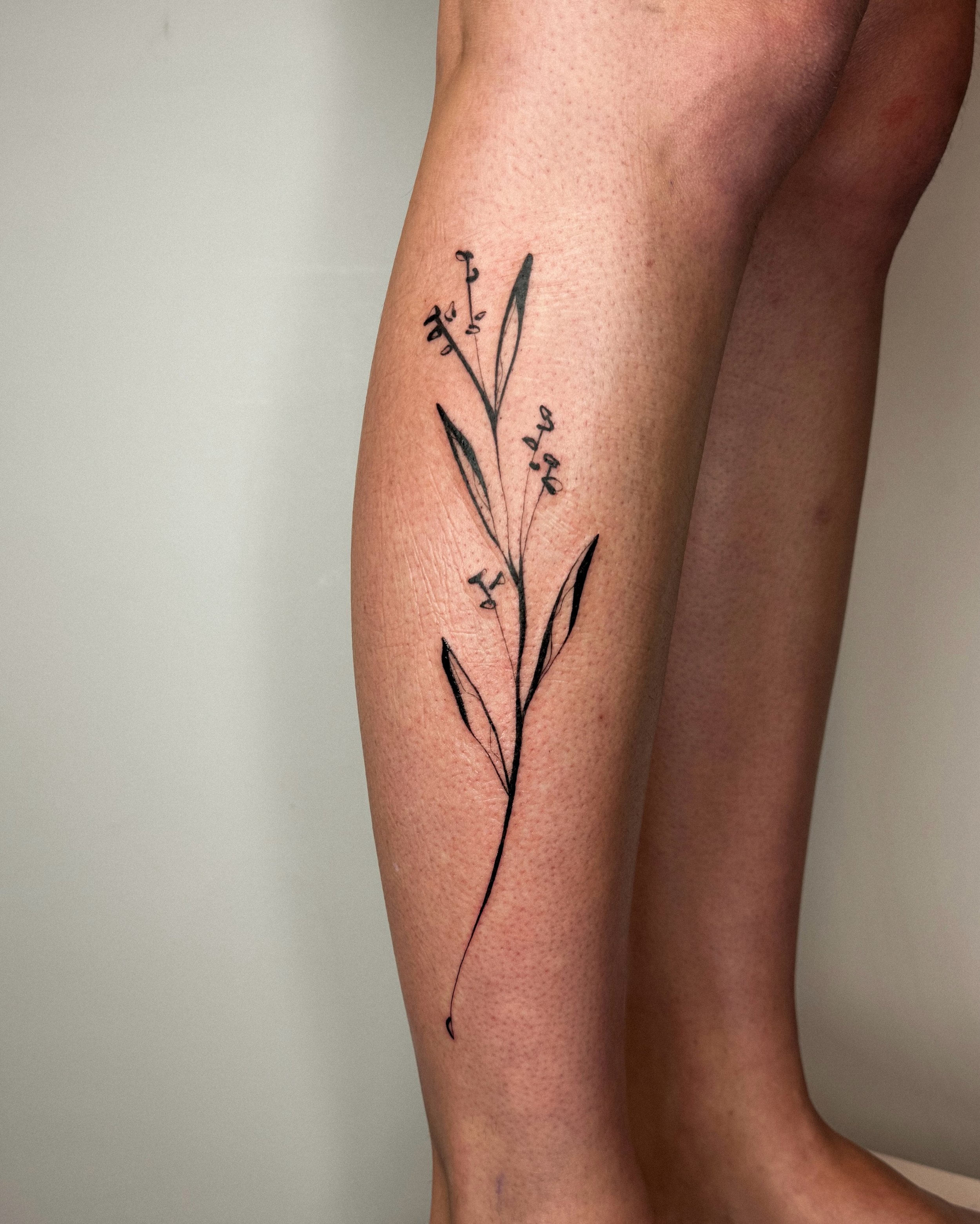 custom wild grass &amp; flowers 🌾 

books are open for BRIGHTON (only 1hr away from London) @goodcompany.tattoo 

to BOOK A TATTOO or simply get a quote
DM or email noraintattoo@gmail.com 

all booking infos &amp; other helpful bits you can find on 