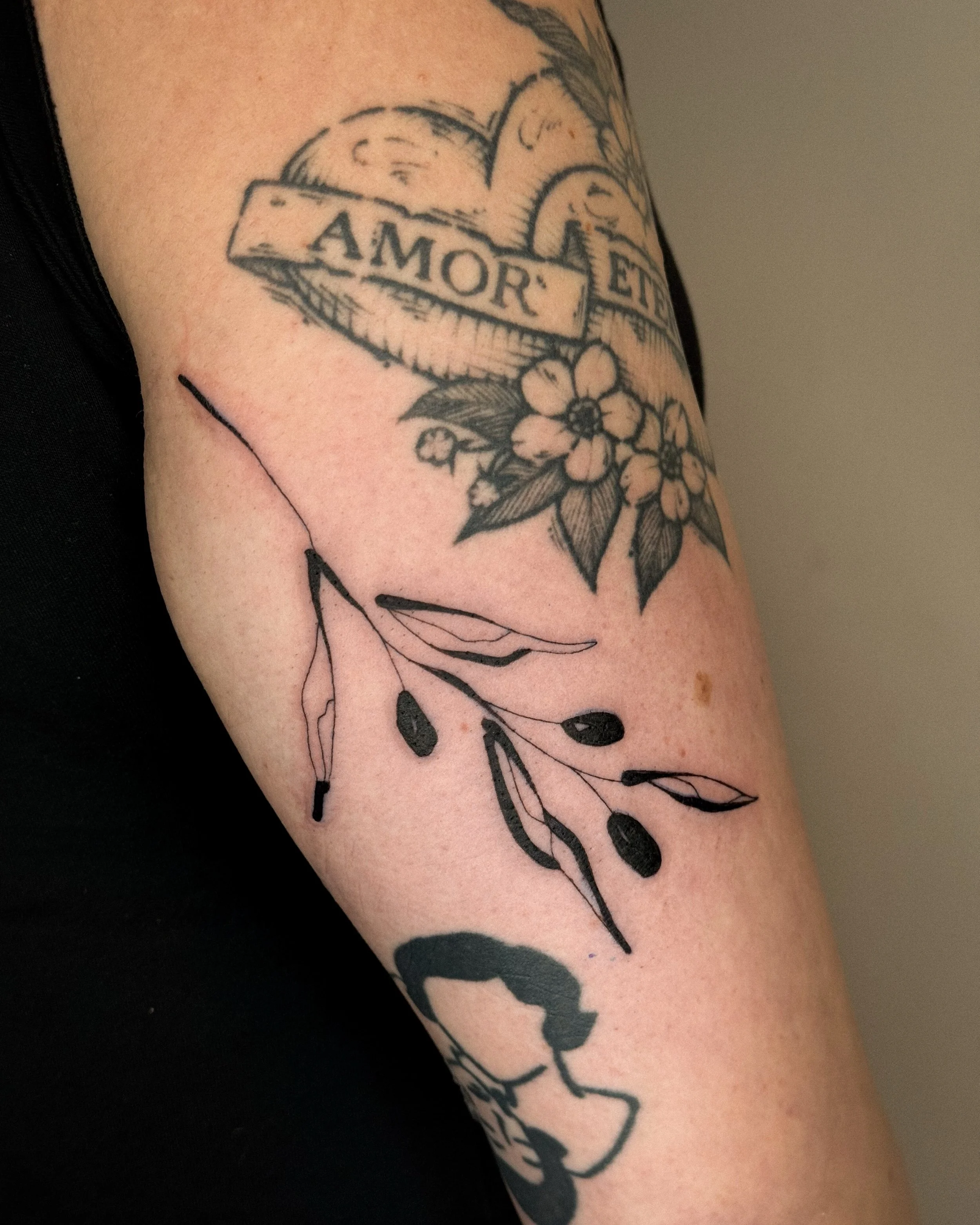 custom olive branch to fill this gap 🫒 it&lsquo;s above a tattoo I did a couple of years ago (the two faces) !! thank you always for your trust Niamh 🤍 swipe for available designs, more is saved in the highlights 

books are open for BRIGHTON @good