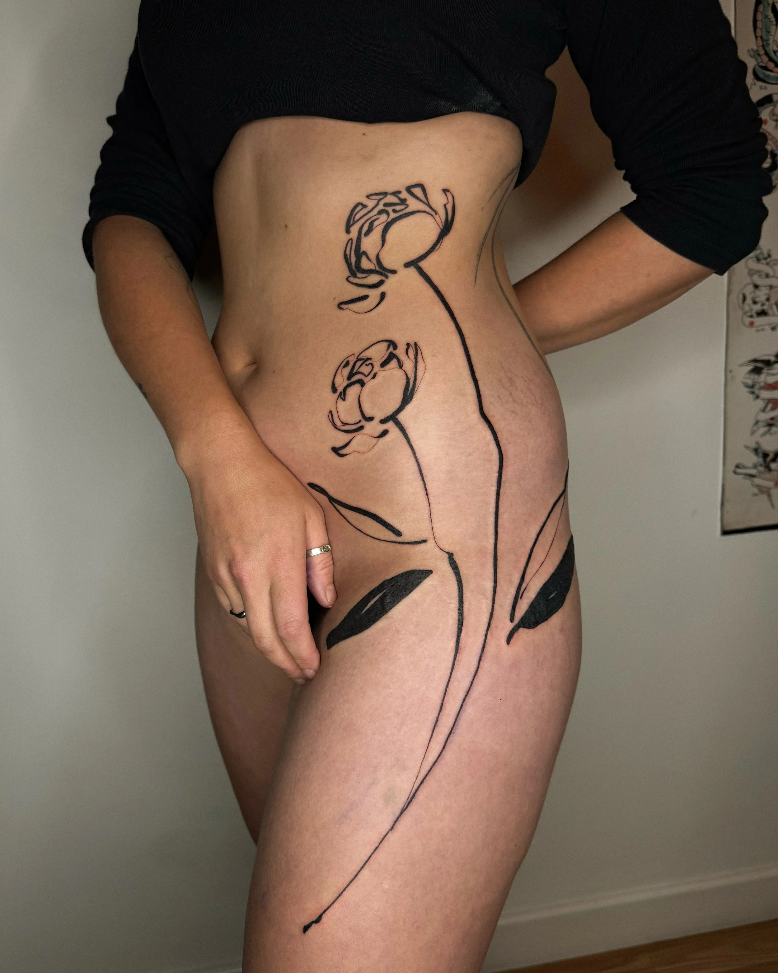 for lovely Nat 🌸 so grateful for trusting me with this wonderful piece 🥹 this was a custom design inspired by one of my floral flash designs, we took the time to stencil it step by step so that the placement flows perfectly with the body 

(posted 