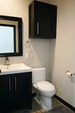 upstairs bath.jpeg