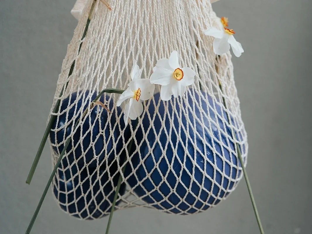 Accessorio di moda con cappuccio di stoffa con nastro in rete, decorato con orchidee bianche.