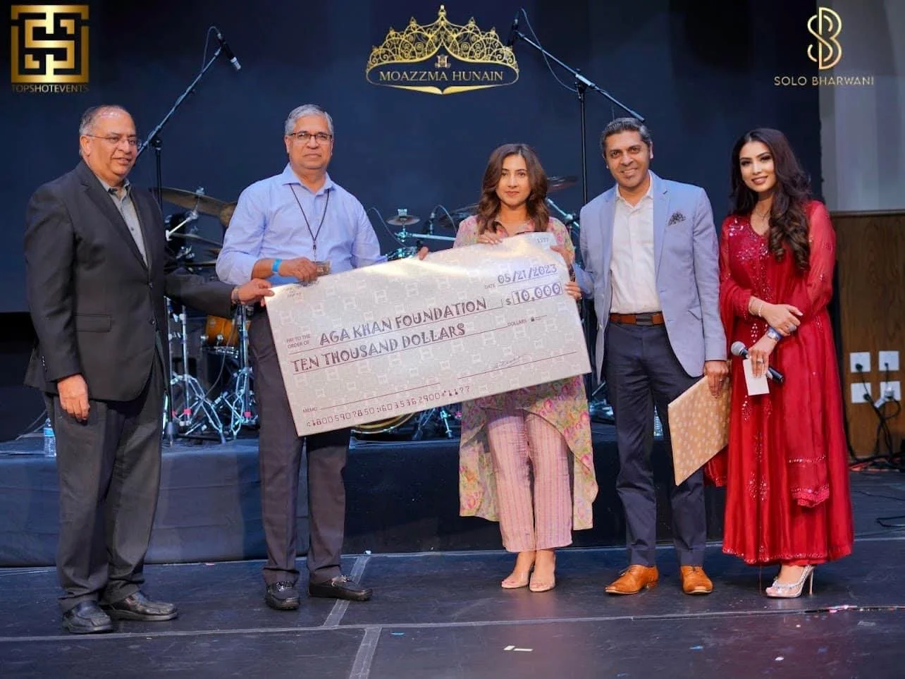  The After Eid Mega Musical show organized by Moazzma Hunain Entertainment in Dallas, TX with Asim Azhar & Coke Studio Musicians LIVE. Moazzma Hunain and Solo Bharwani, along with Mobin Jawani present a check of $10,000 USD to Aga Khan Foundation 