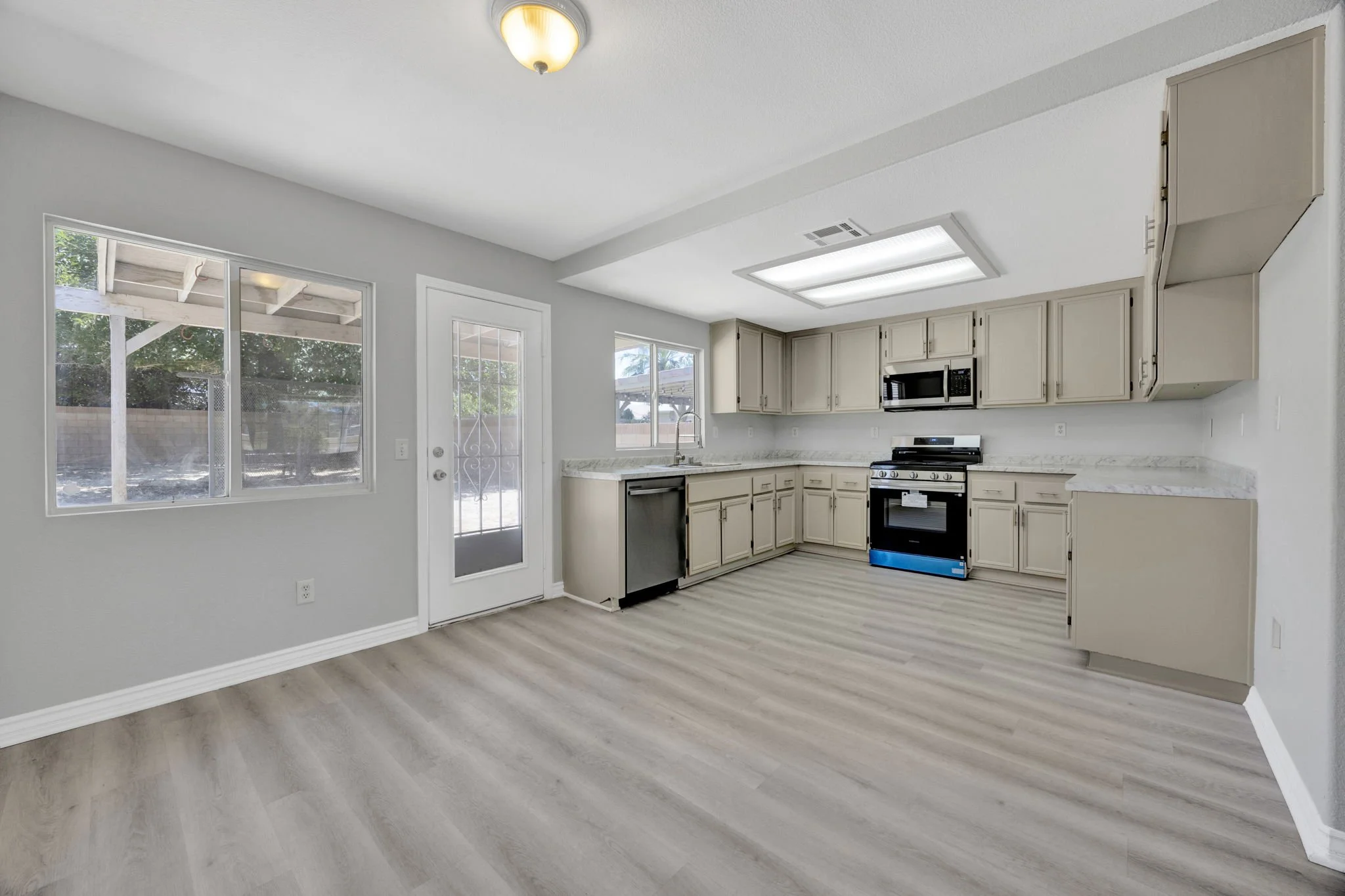 8-web-or-mls-20260611-01-436505thStELancasterCA-004.jpg
