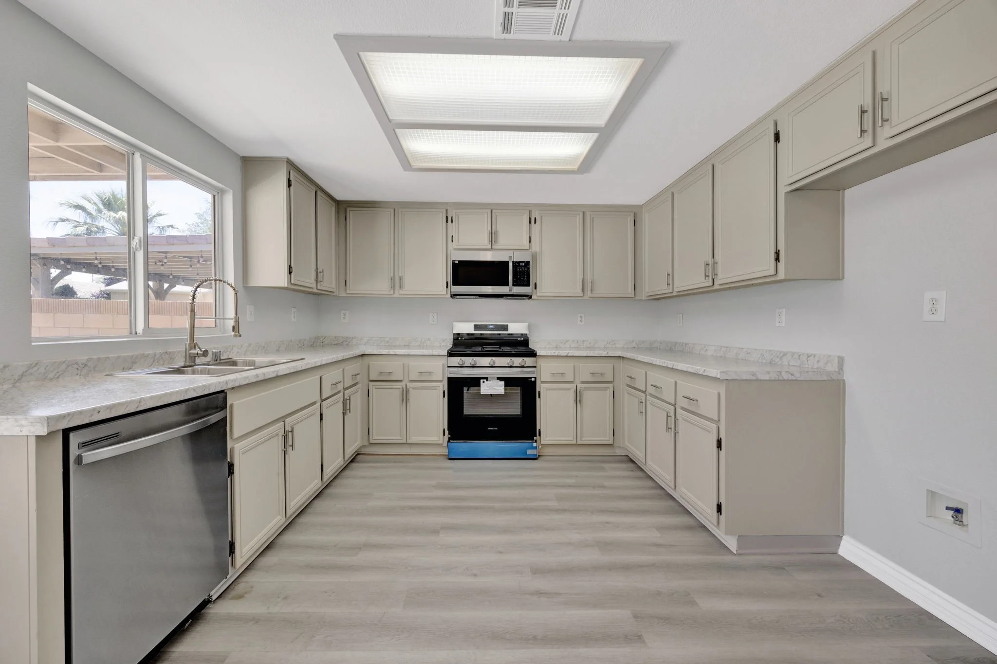 10-web-or-mls-20260611-01-436505thStELancasterCA-006.jpg