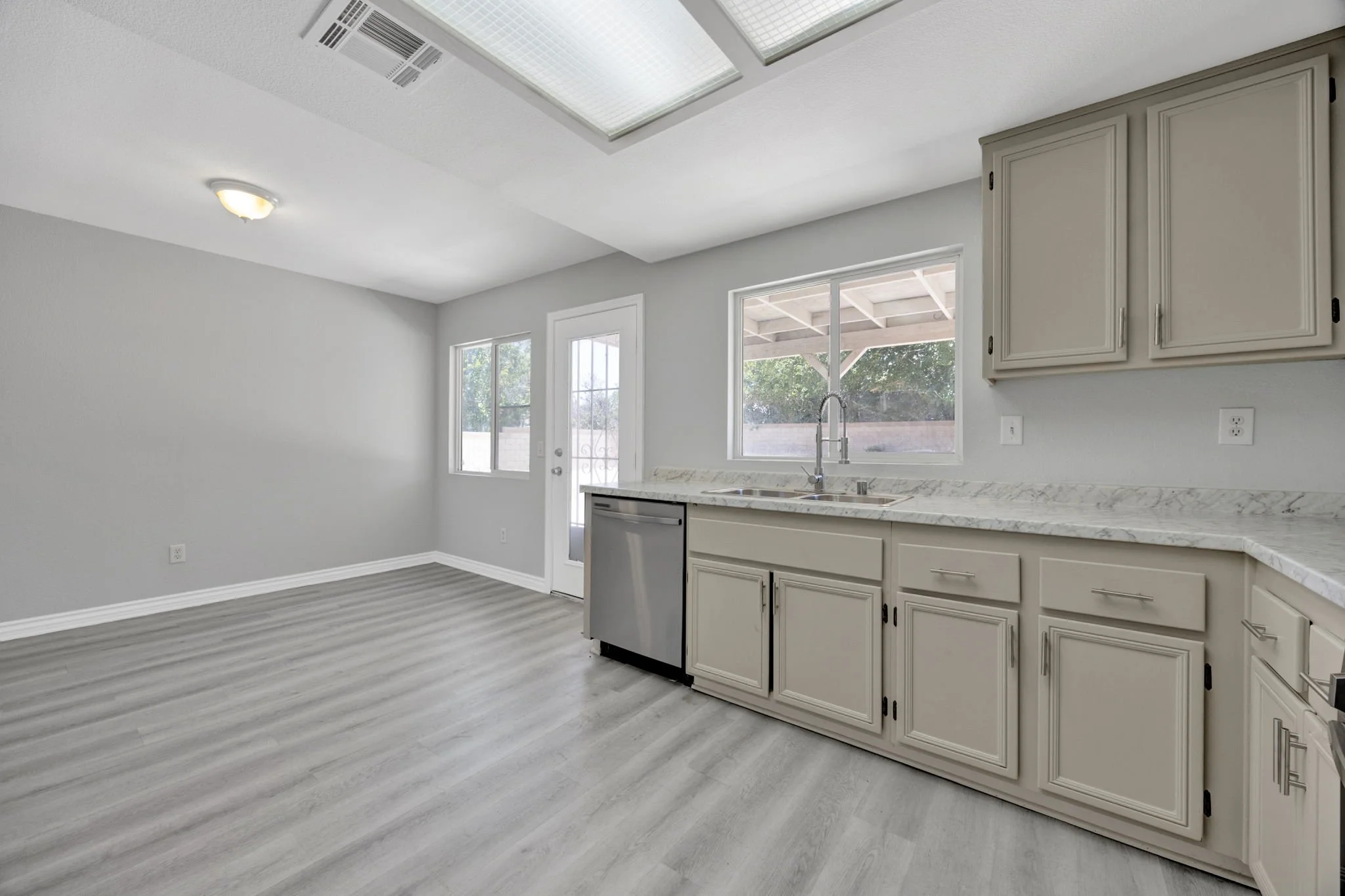 11-web-or-mls-20260611-01-436505thStELancasterCA-007.jpg
