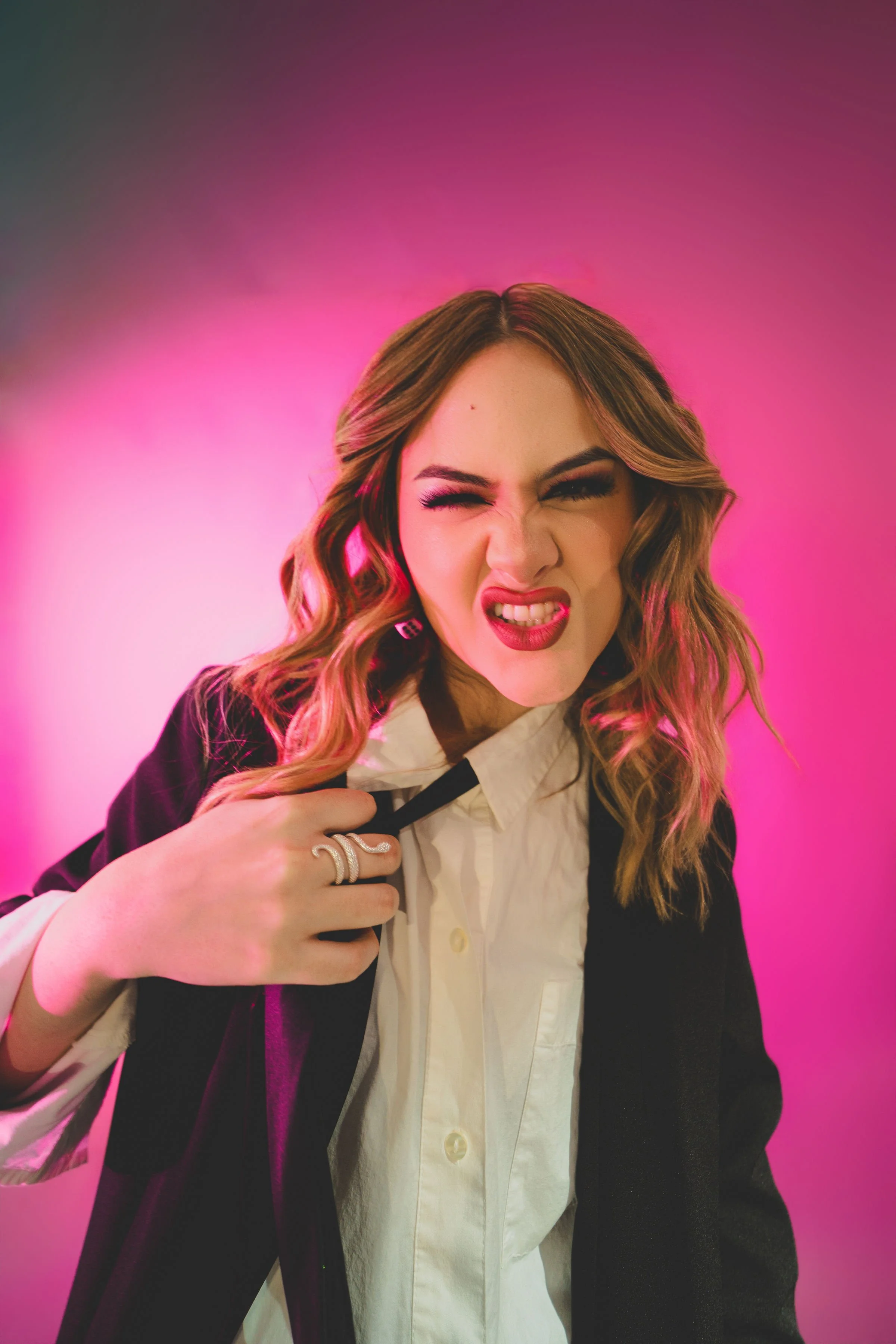 Mar Rendón es una cantante, compositora y actriz ecuatoriana reconocida por su poderosa voz y su capacidad para fusionar el pop contemporáneo con una narrativa emocional auténtica.
