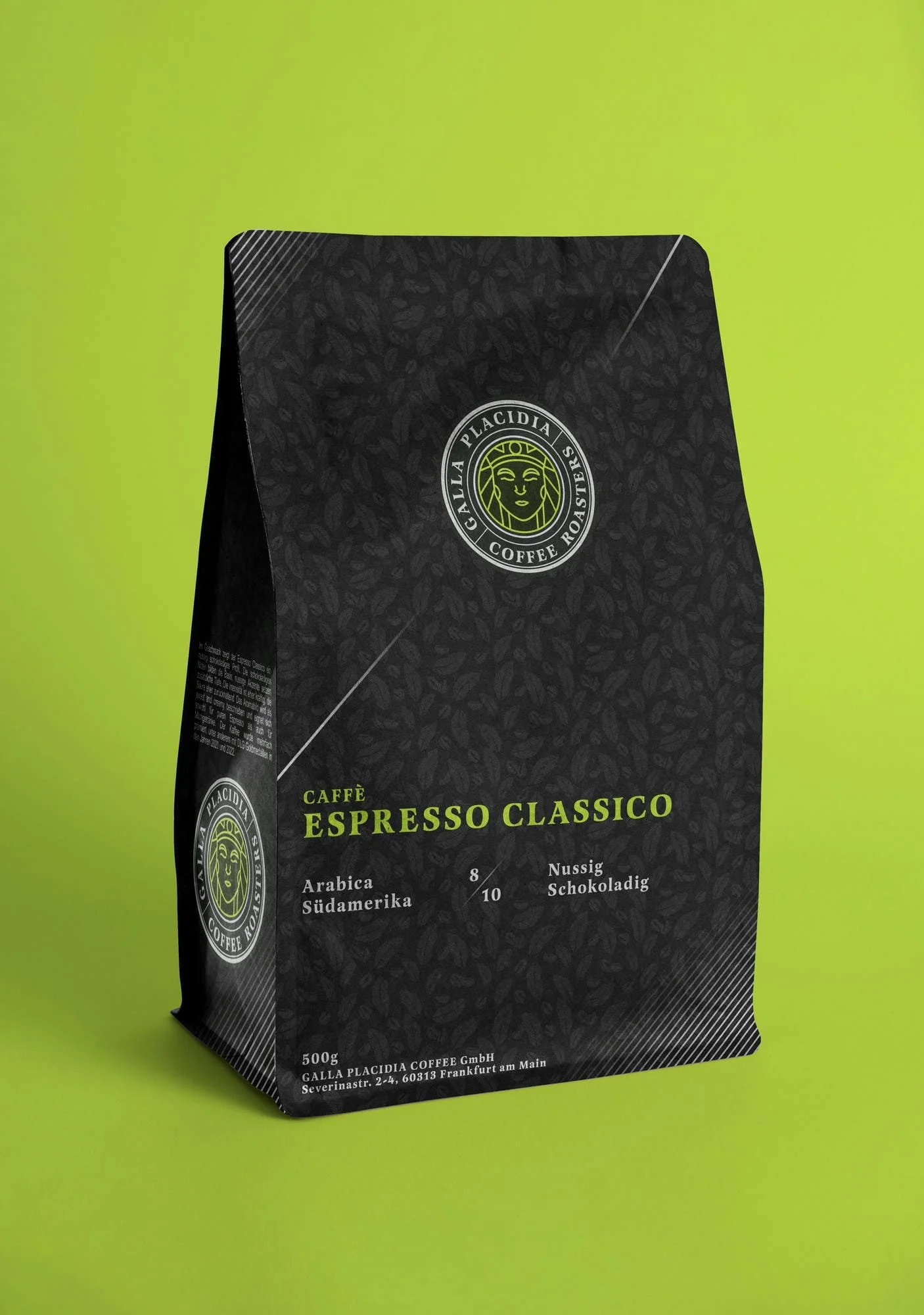 Schwarze Kaffee-Verpackung mit grünem Logo und Text auf hellgrünem Hintergrund.