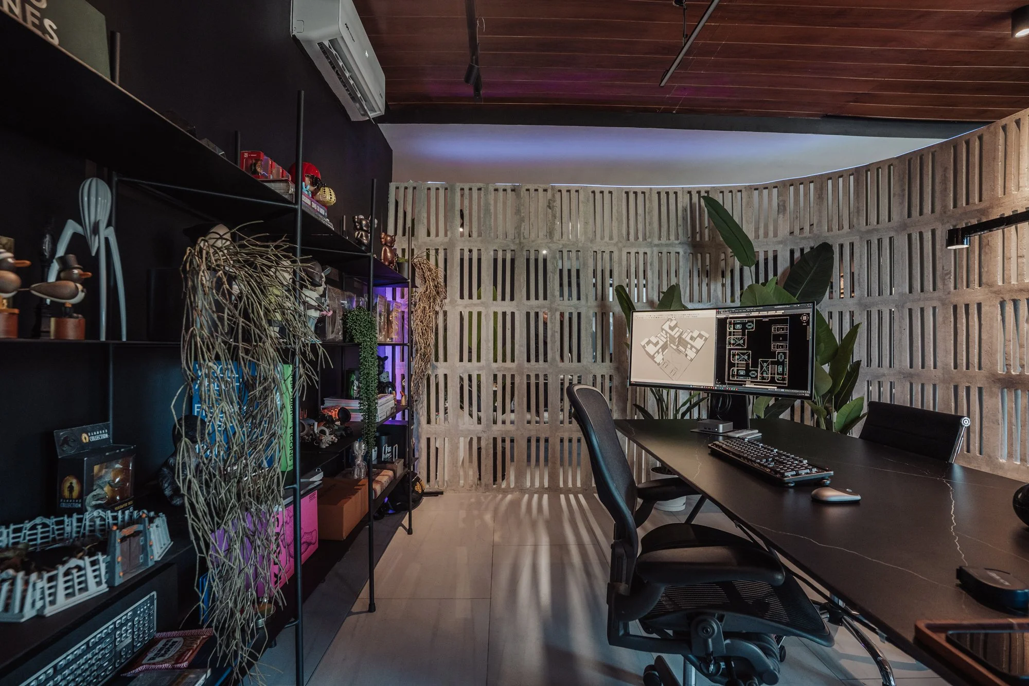 Interiorismo corporativo en la Oficina OL BLACK, diseño contemporáneo con acabados industriales en Playa del Carmen.