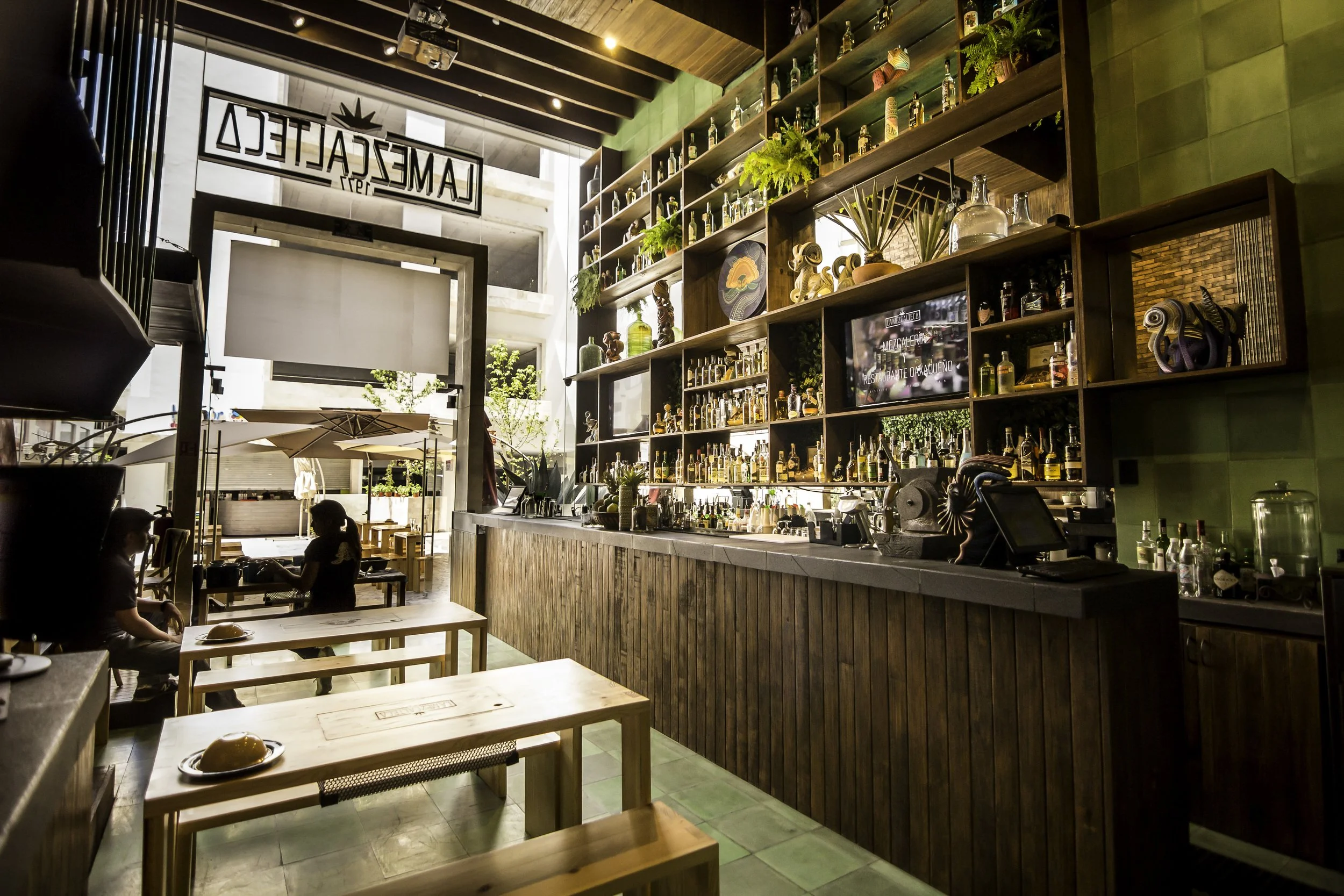 Render de La Mezcalteca, un restaurante bar con diseño moderno y atmósfera cálida en Playa del Carmen.