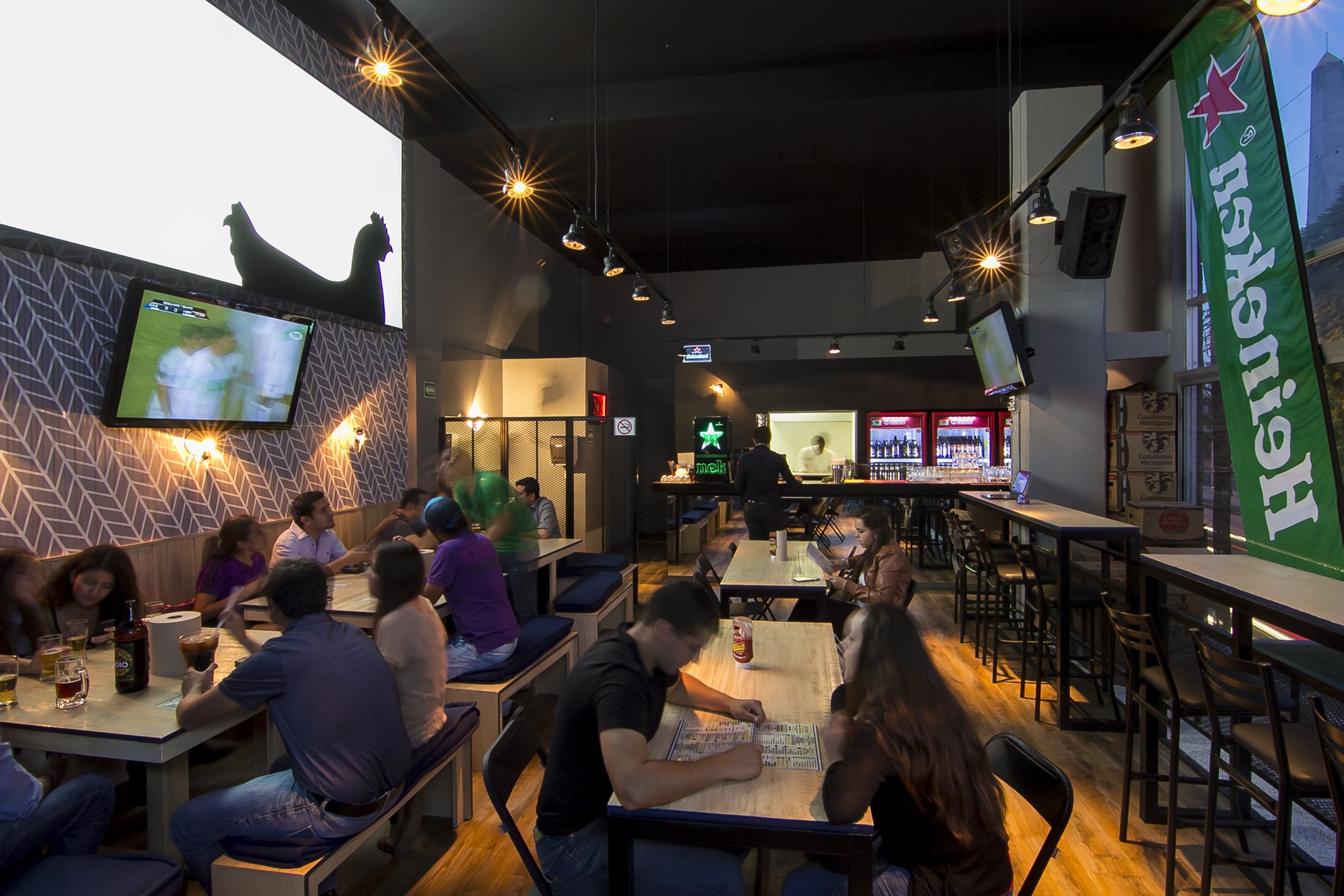 Franquicia restaurantera Wingman, diseño interior moderno y funcional para un ambiente casual.