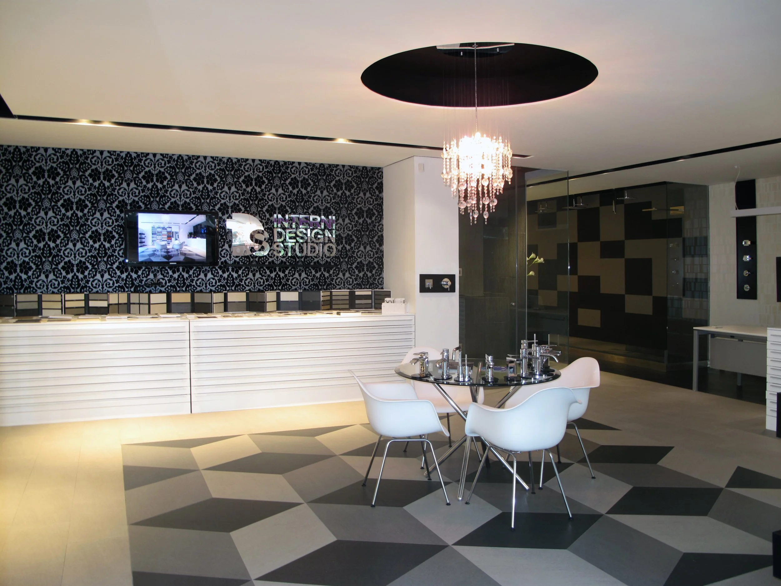 Showroom de Interni Design, espacio de exhibición para productos de diseño interior de alta gama.