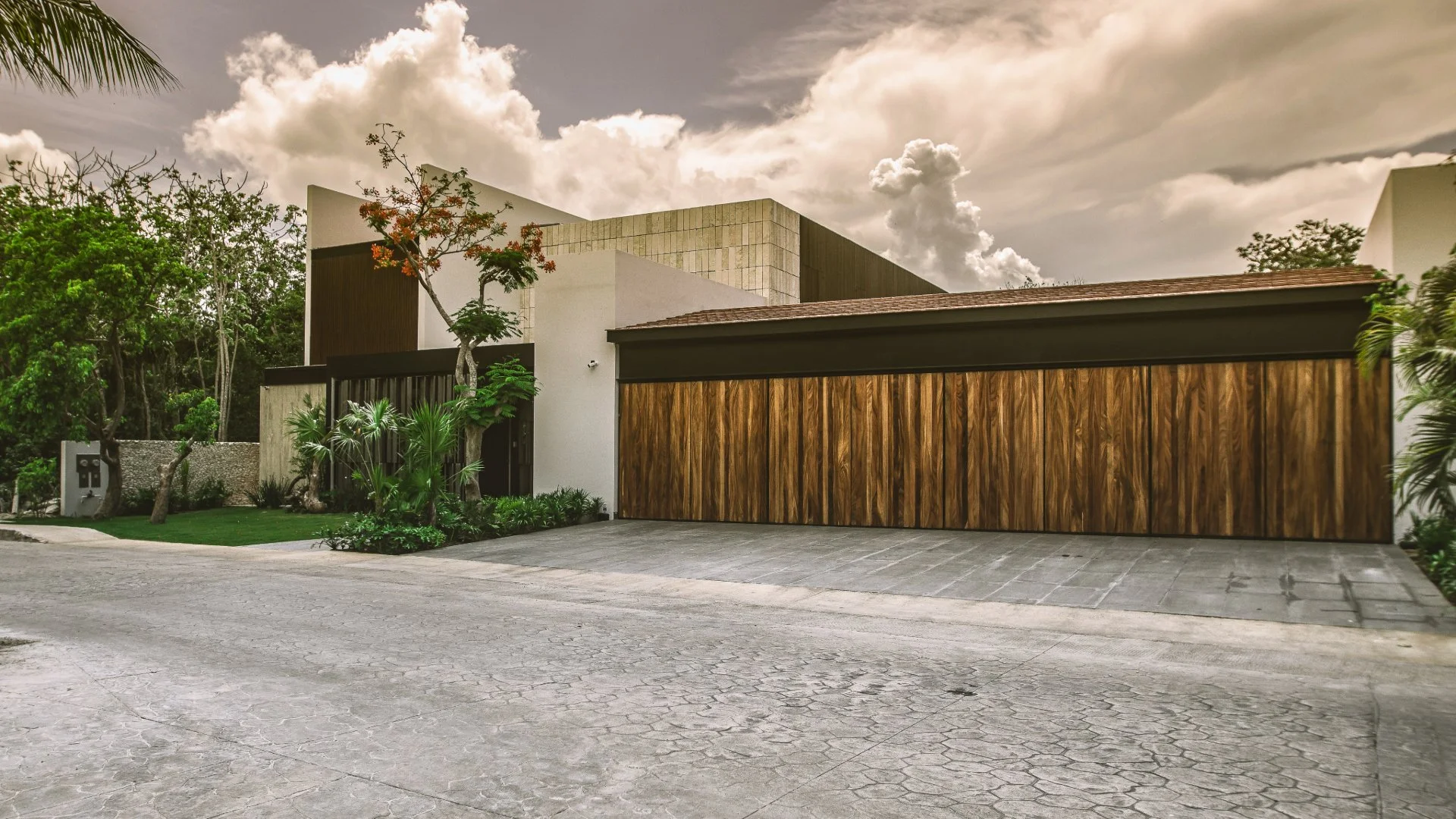Residencia moderna de una planta con líneas limpias y acceso privado, ejemplo de vivienda unifamiliar en entorno tropical.