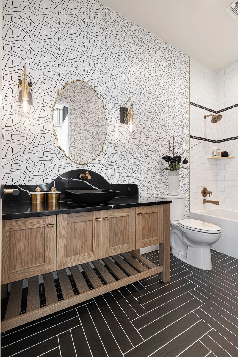 672ea92ca5d67466c8db6461_5691NStafford MLS main bath vertical-p-800.jpg