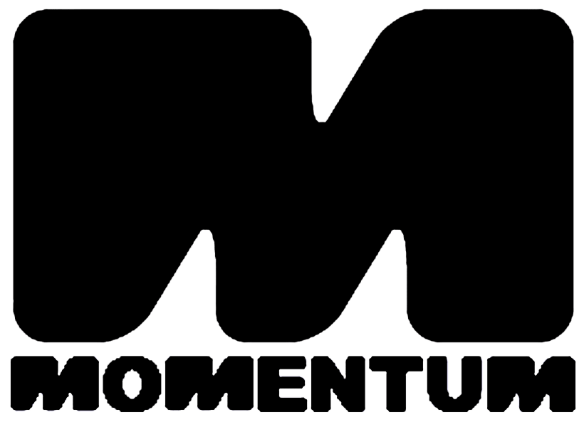 Teater Momentums brandmark. Et sort logo med store bogstaver 'M' og teksten 'Momentum' under.