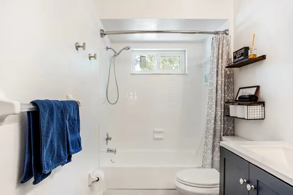 bath room 1.jpg