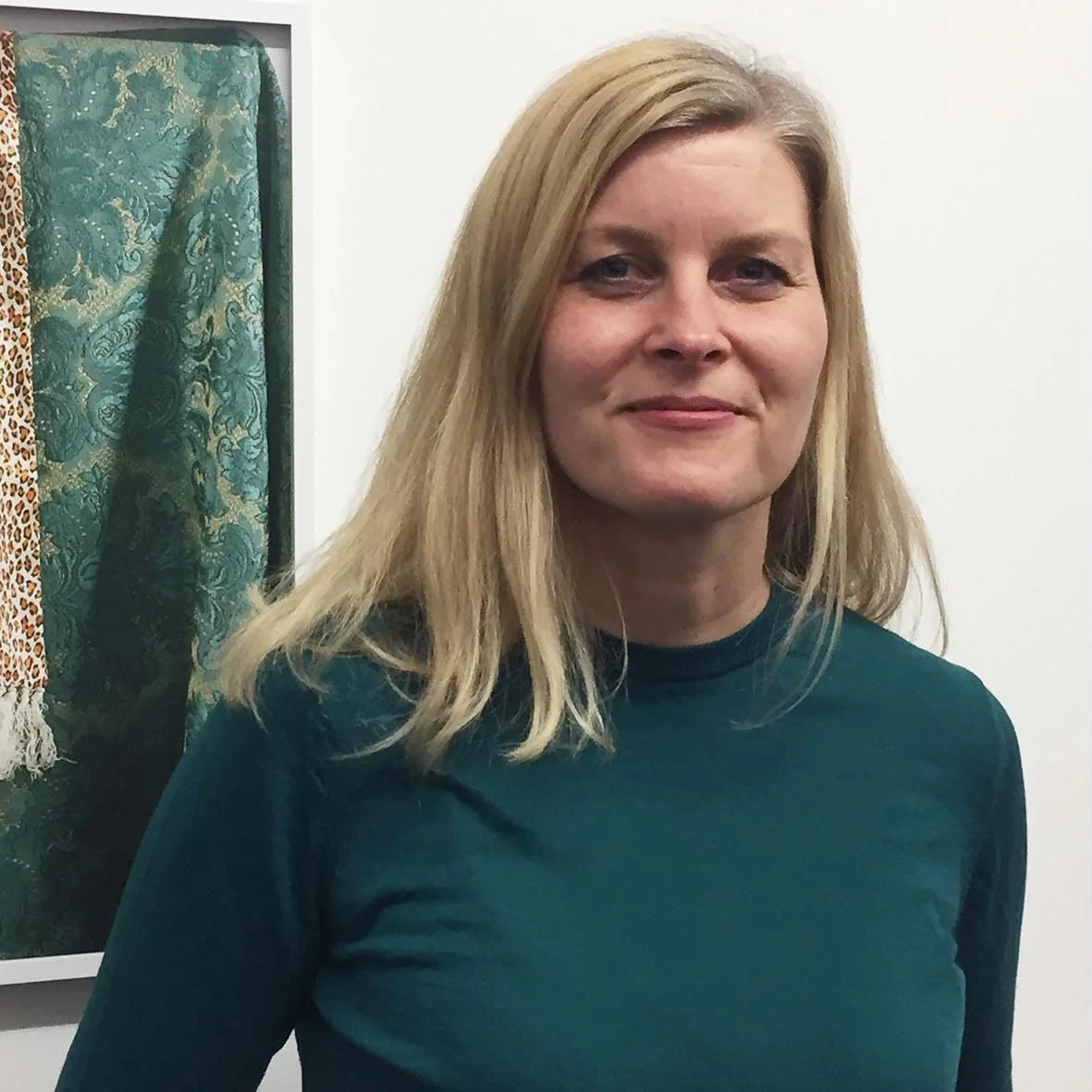 Die Kunstwissenschaftlerin vor einer Fotografie von Bettina Cohen im Kunsthaus Mitte zu Ausstellung Kontaktschleuse im Rahmen des European Month of Photographs