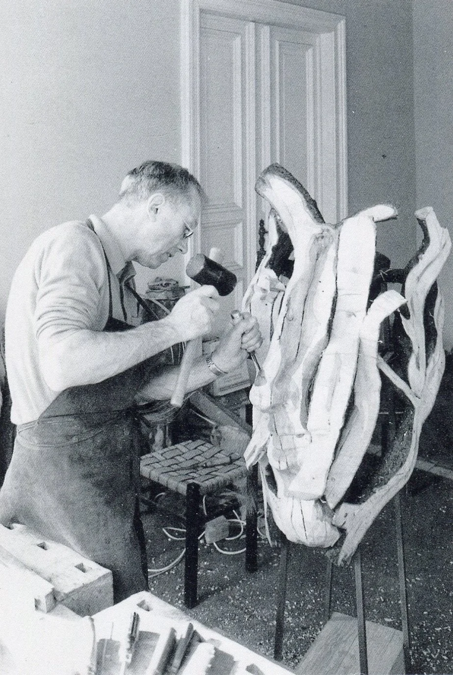 Tony Torrilhon mit einer Nixe aus seinem bildhauerischen Werk, Rheinsberg, 2012.