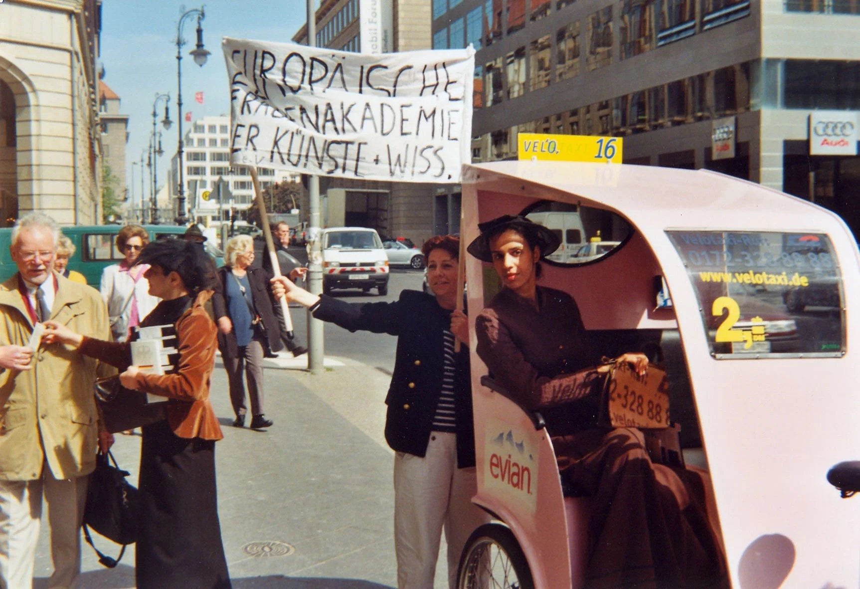 Flugblatt-Aktion mit Marjam Azemoun im Rahmen der Europäische Frauenakademie der Künste und Wissenschaften Berlin-Brandenburg e. V. (EuroAka), die 1993 in Gisela Weimann Atelier in Berlin-Wedding gegründet wurde