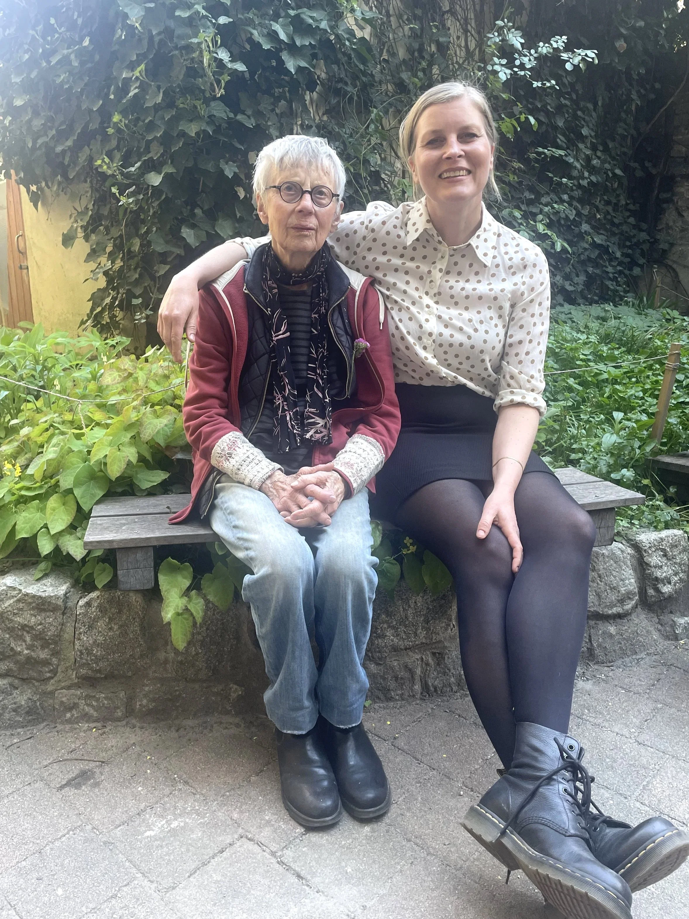 Die Berliner Malerin Burghild Eichheim und Dr. Sarah Frost beim 90. Geburtstagsfest der Künstlerin im Forum Kreuzberg, Berlin, 2026.