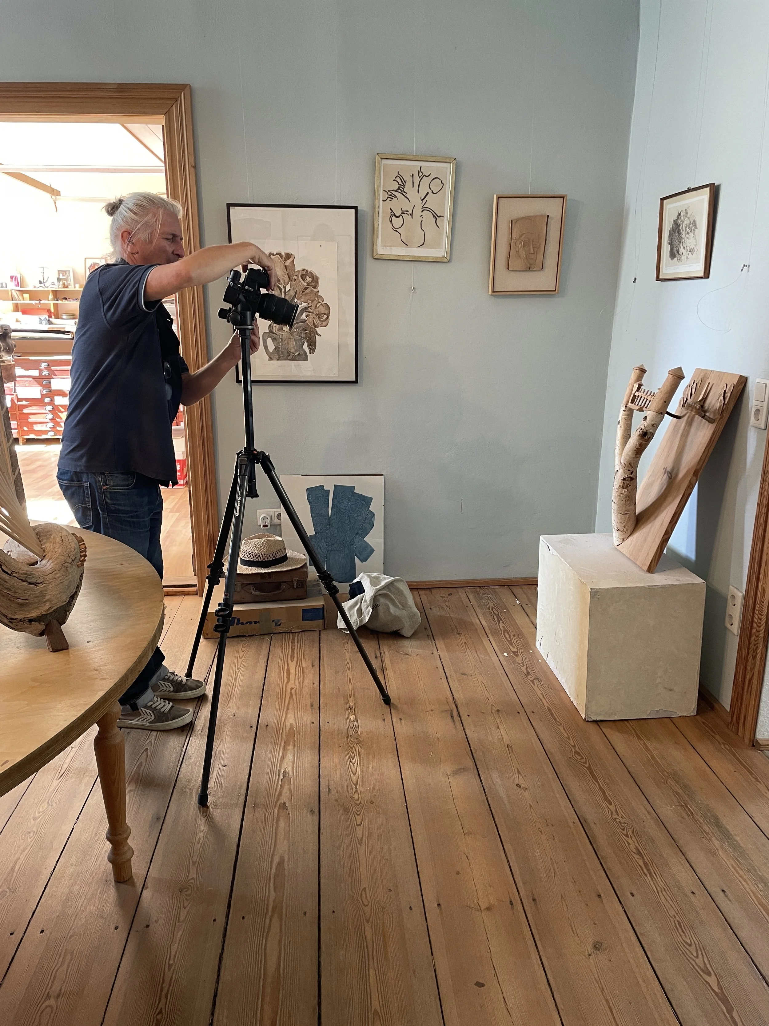 Werkdokumentation im Atelier des Künstlers Tony Torrilhon in Rheinsberg: Fotograf Sebastian Greuner dokumentiert Holzobjekte und Holzarbeiten für die kunstwissenschaftliche Erfassung, Bestandsaufnahme und Werkverzeichnis-Arbeit von WERKeinBLICKE.