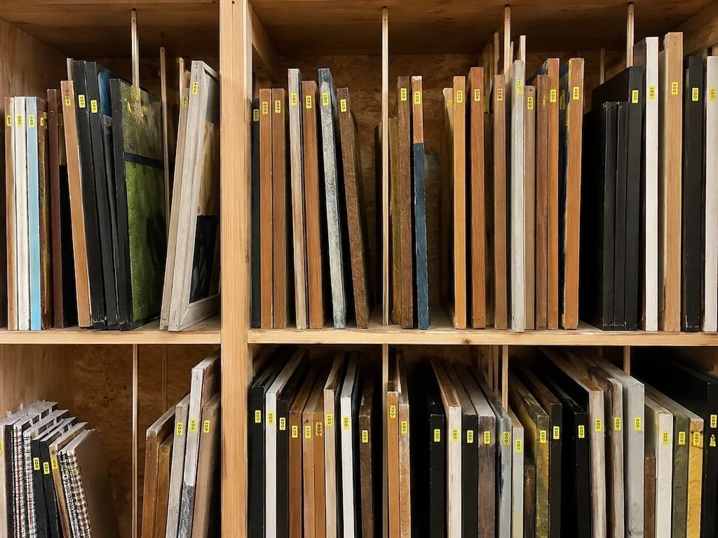 Depotbestand eines Künstlernachlasses mit gerahmten Arbeiten und Archivmaterial.