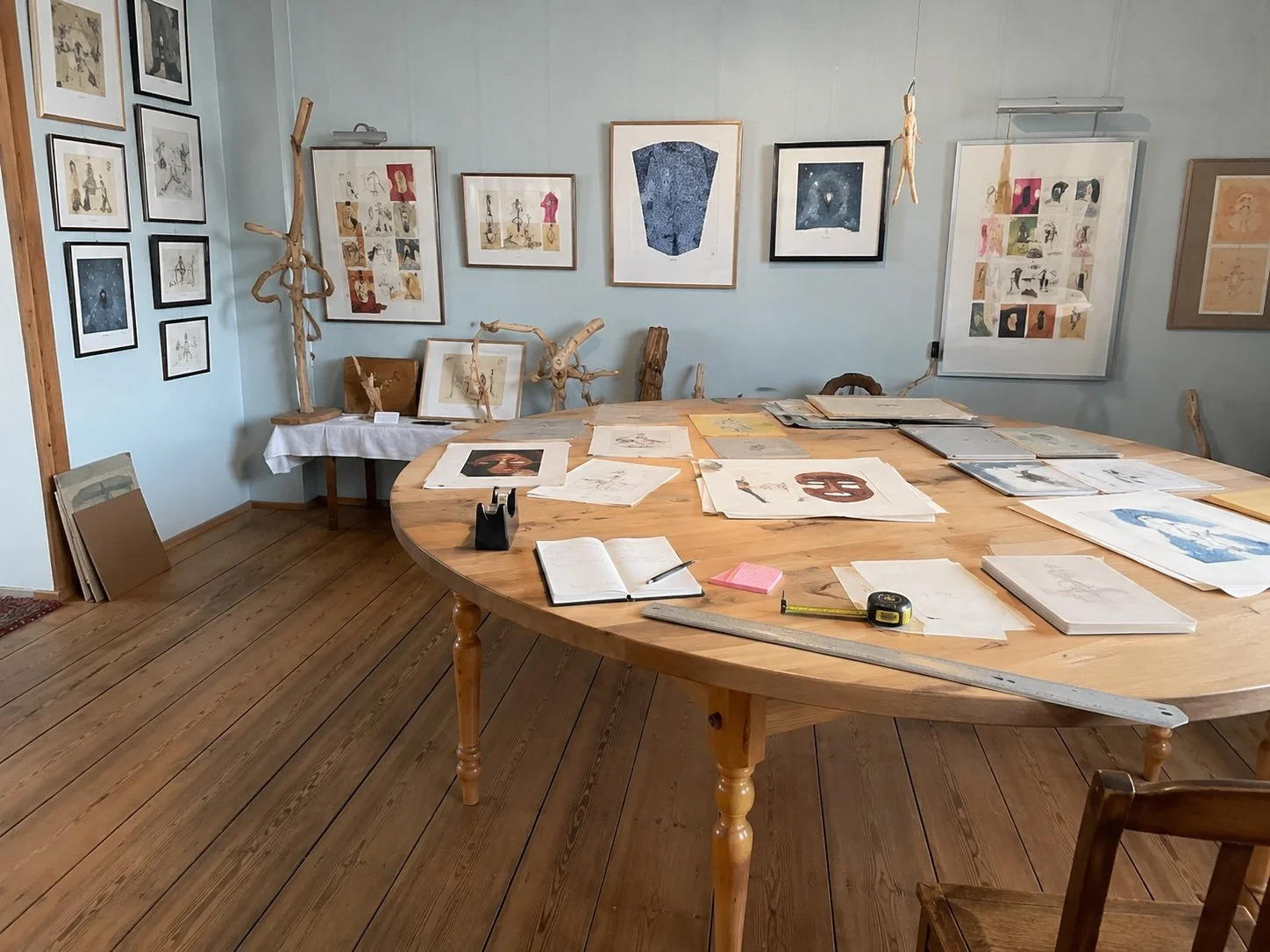 Arbeitsraum im Atelierhaus von Tony Torrilhon in Rheinsberg mit Grafiken, Werkzeugen und Dokumentationsmaterial.