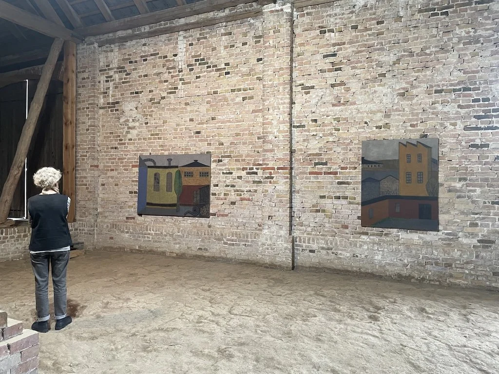 Dr. Liane Burkhardt (Landesverband Künstlernachlässe Brandenburg) in der Ausstellung "Alle meine Farben" von  Eva Vent in der Remise der Loose im Oderbruch, dem heutigen Standort ihres Vorlasses.