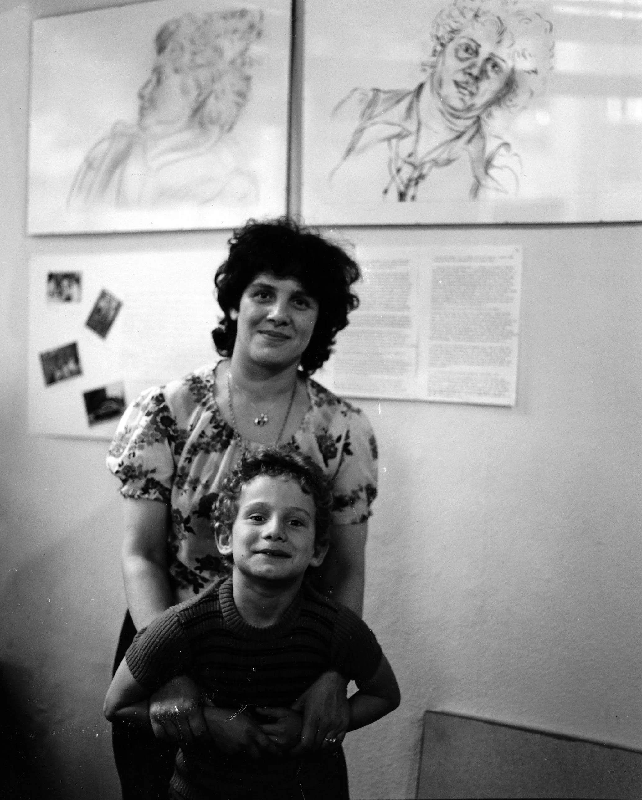 Fotografie aus Gisela Weimanns Projekt „Frauen in einem Mietshaus in Wedding“, 1978. Aufnahme aus dem Umfeld der Künstlergruppe HAPP in Berlin.