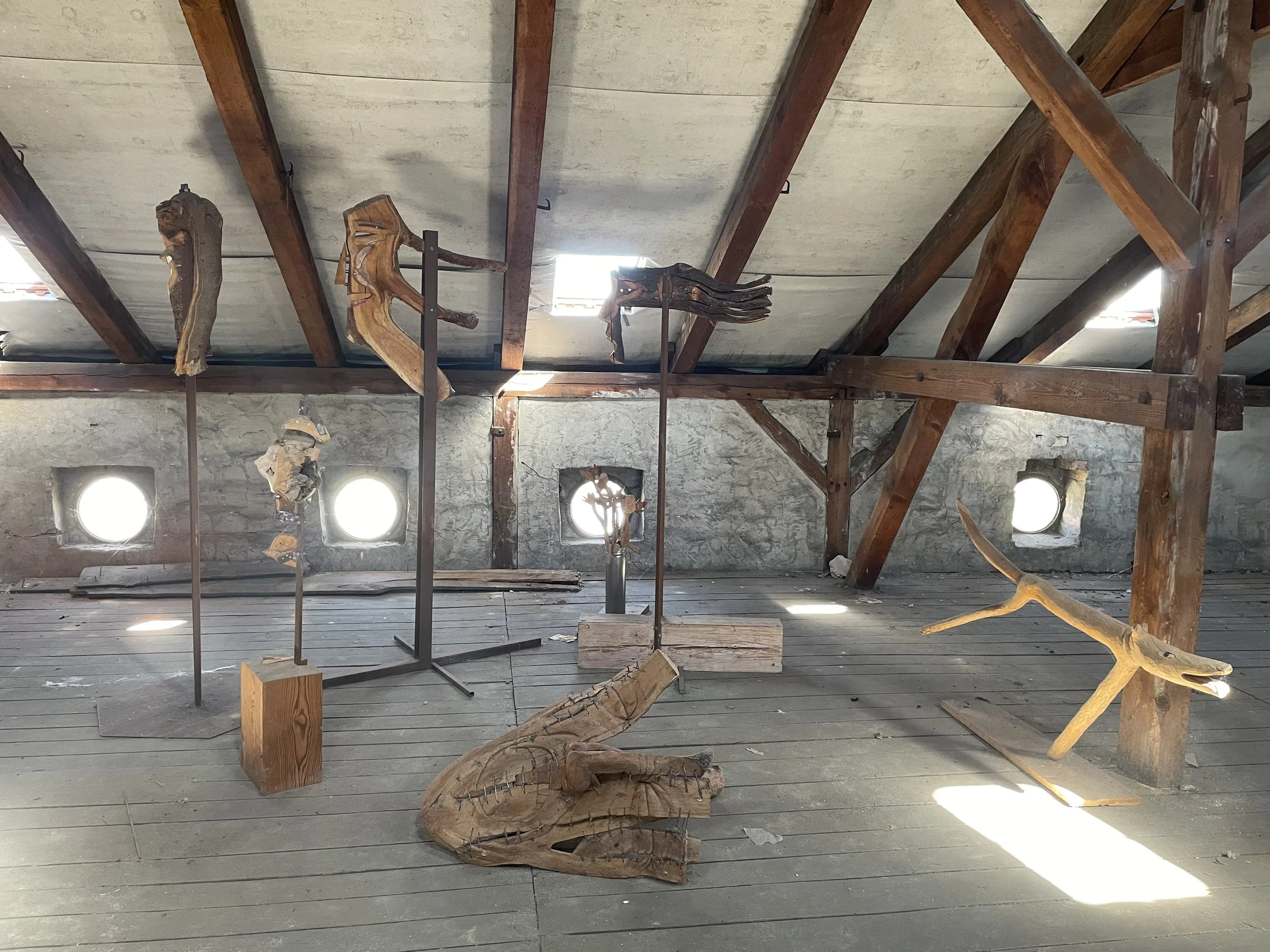 Holzobjekte von Tony Torrilhon auf dem Dachboden seines Atelierhauses in Rheinsberg, ein Ausgangspunkt für die Dokumentation eines Nachlasses.