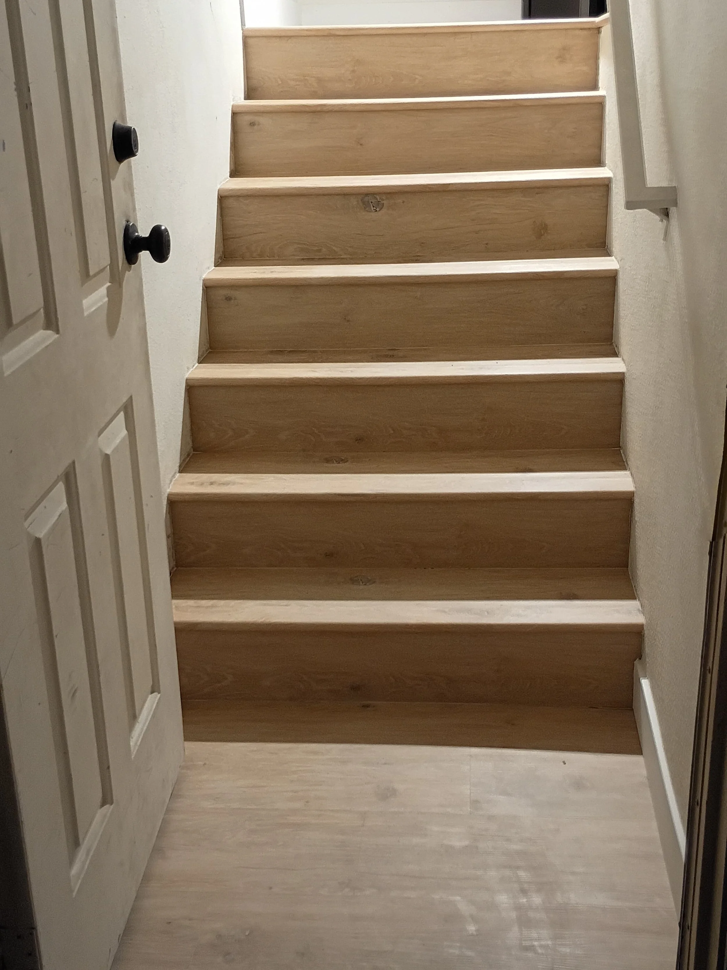 Vinyl floor for stairs installation