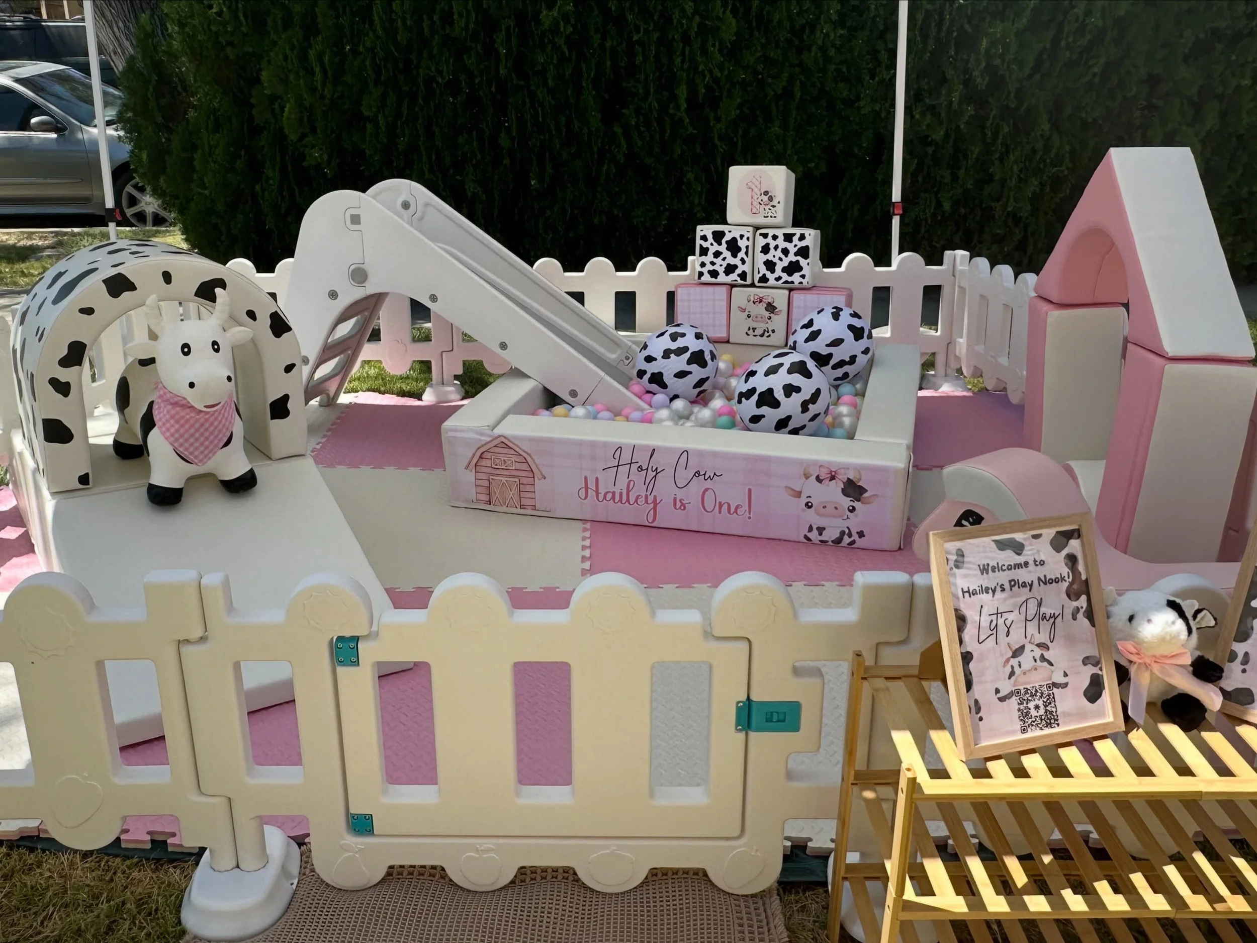Soft play that&rsquo;s as cute as the party d&eacute;cor and made just for the littlest guests. 🤍✨
.
.
.

#firstbirthdayparty #holycowbirthday #partyinspiration #farmthemeparty #LaVacaLola