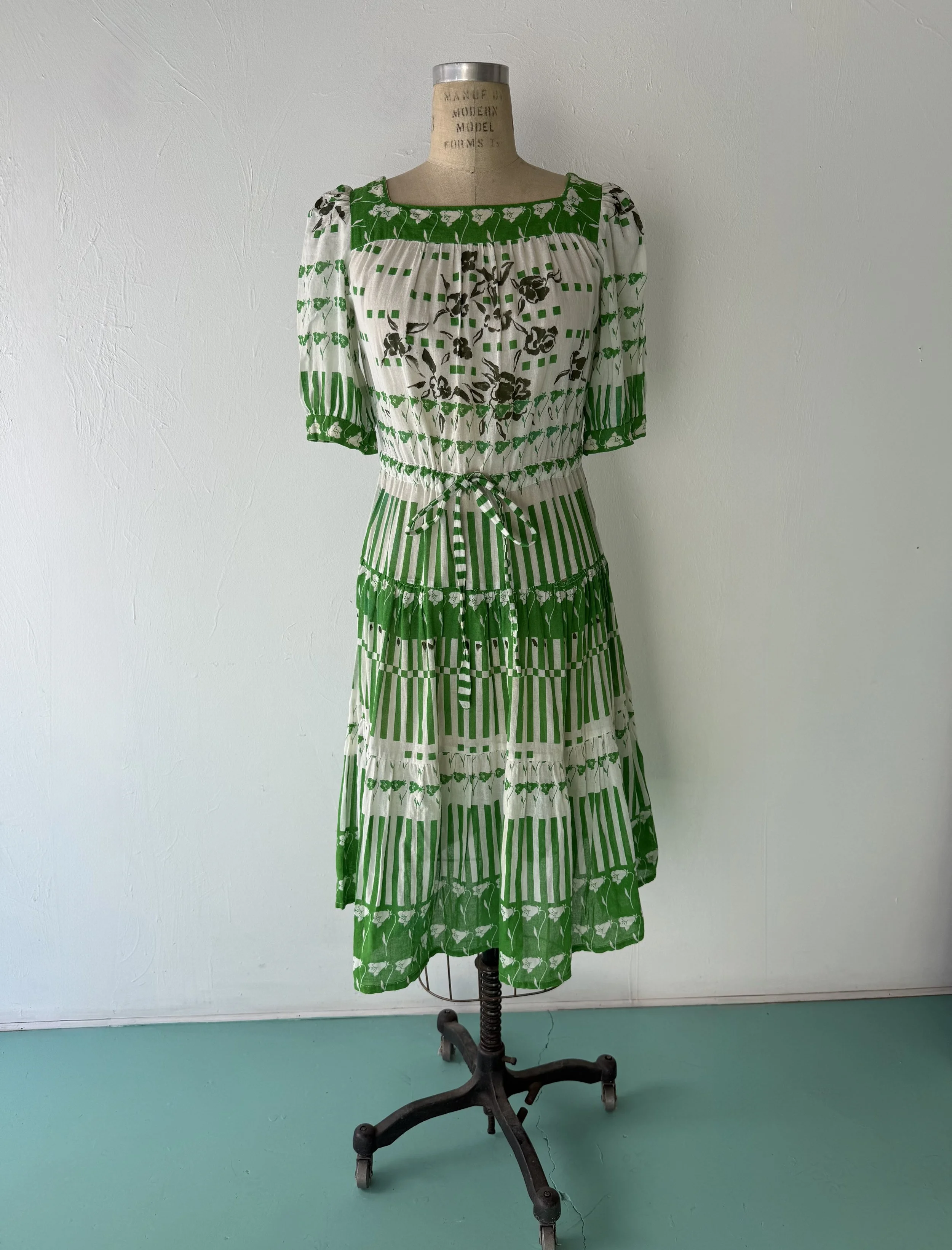 60's Cotton Framhouse Dress 3.jpg