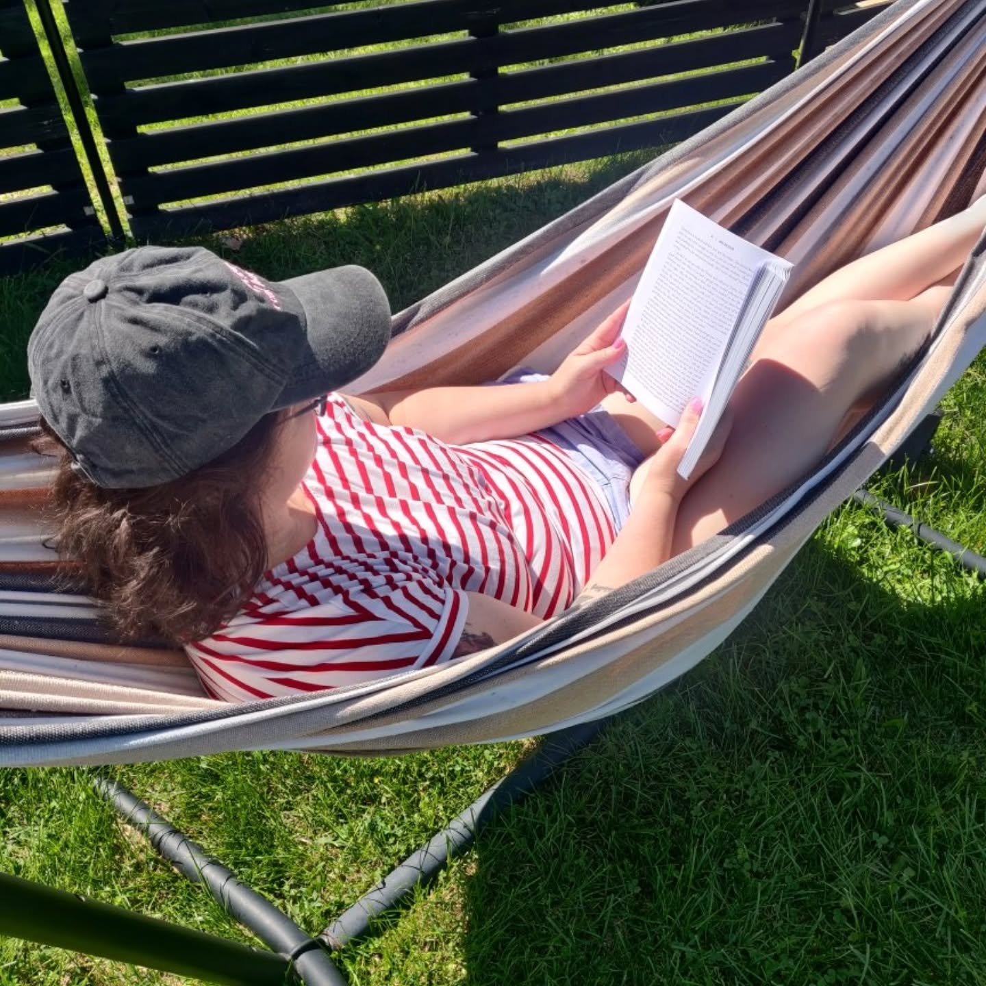 I thrive on sunshine. Basically a flower 🌼 

#BookClub #booklover #bookstagram #bookaddict