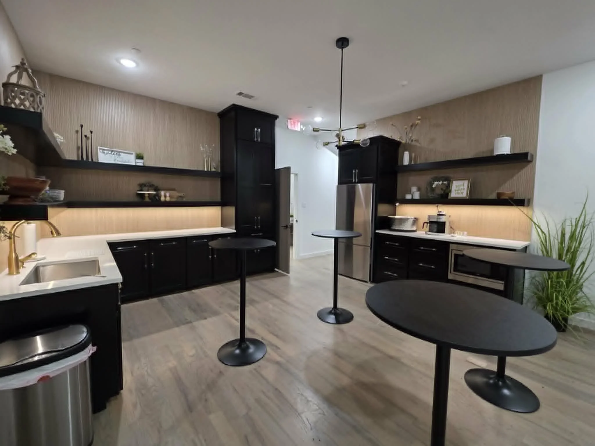 Shared kitchenette and hospitality area available to executive office suite tenants at Michigan Court Meeting & Event Space in Arlington, Texas.