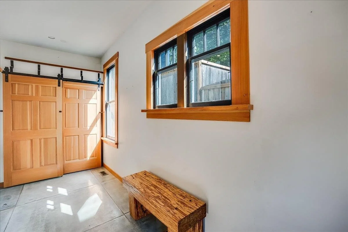 _10373046_15-Interior_BackEntry.jpg