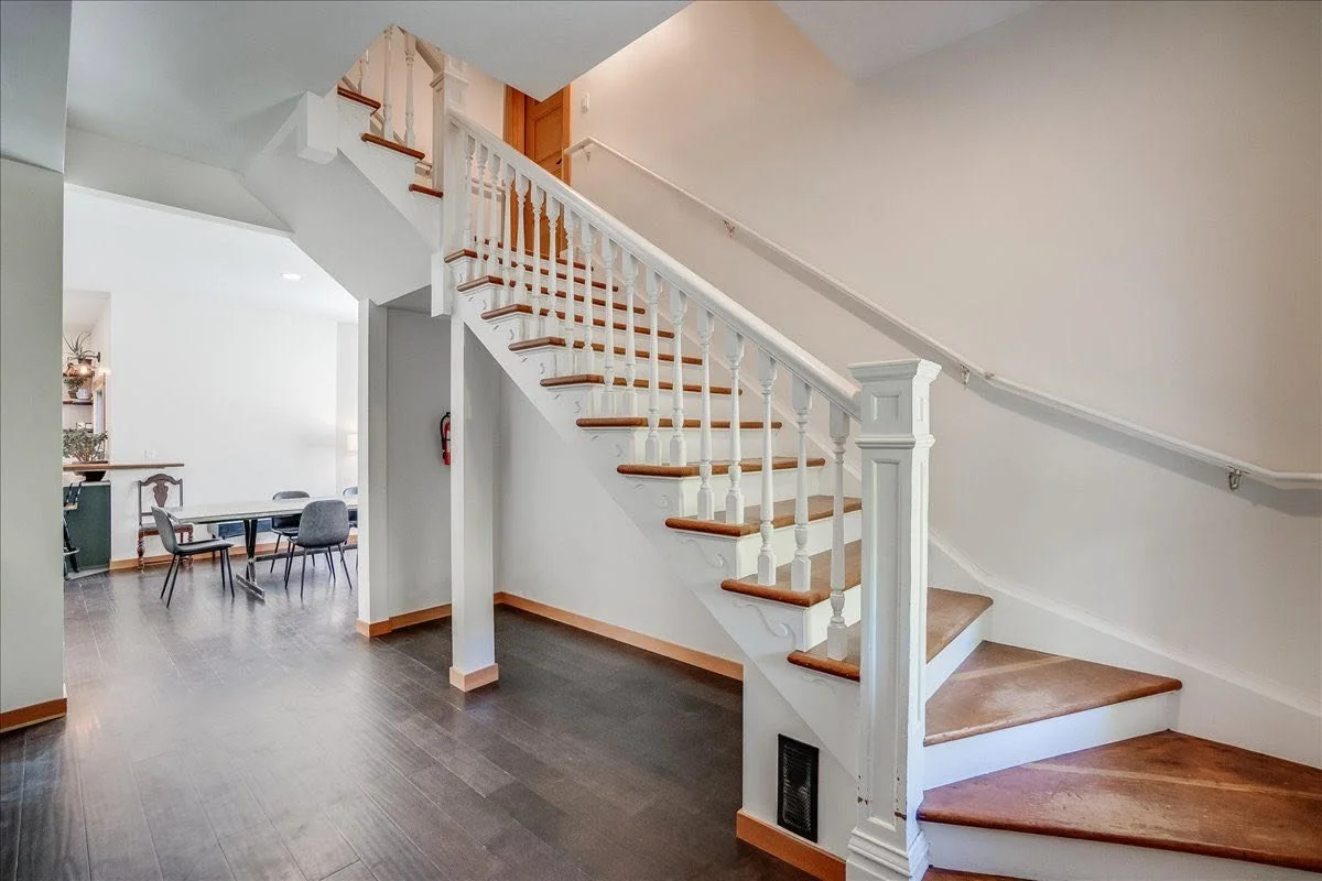 Int-Stairs.jpg