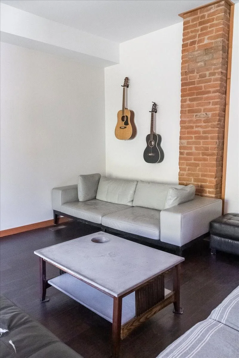 Int_Living_Guitars.jpg