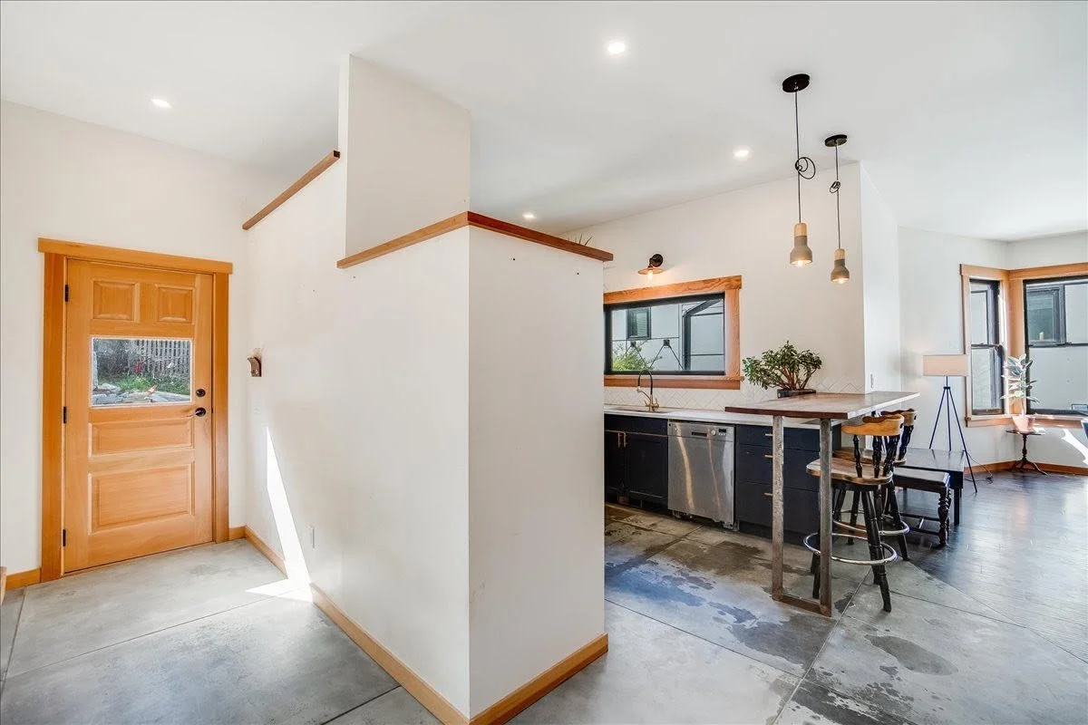 Int-FrontEntry-KitchenBar.jpg