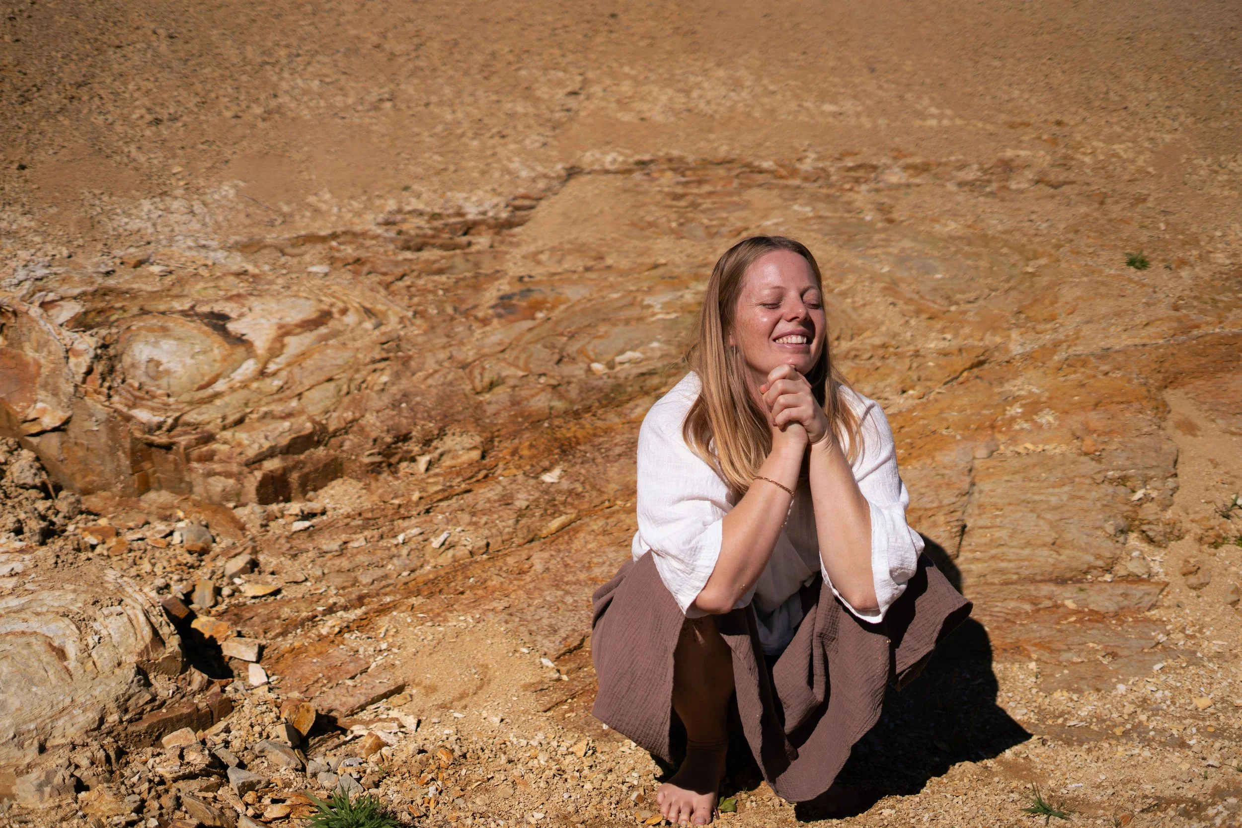 Zarna, co-founder of luminera outside on the earth tuning into the business of luminera, of how she can help other businesses to do really well and get found online in this changing world of AI while staying connected to the earth.