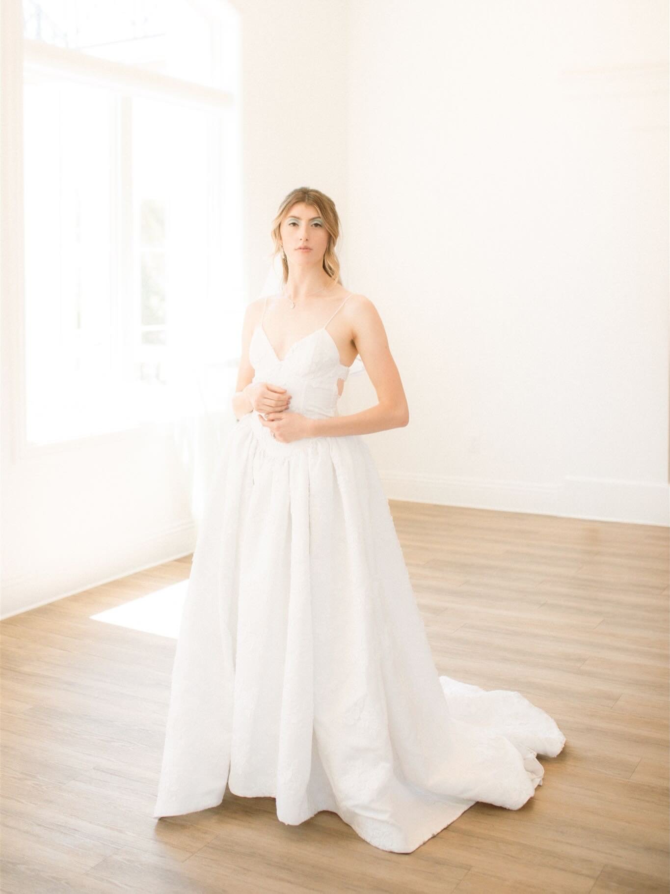 Whoa bridals 😮 

Keep an eye out for @casacrossevents.ut wedding vendor events. She&rsquo;s ambitious and creative and has big things ahead 

@abby_crags - model
@irelandbrooke.beauty - hair
@kikiwestbeauty makeup
@jubilaterentals 
@oldmaingemco - j